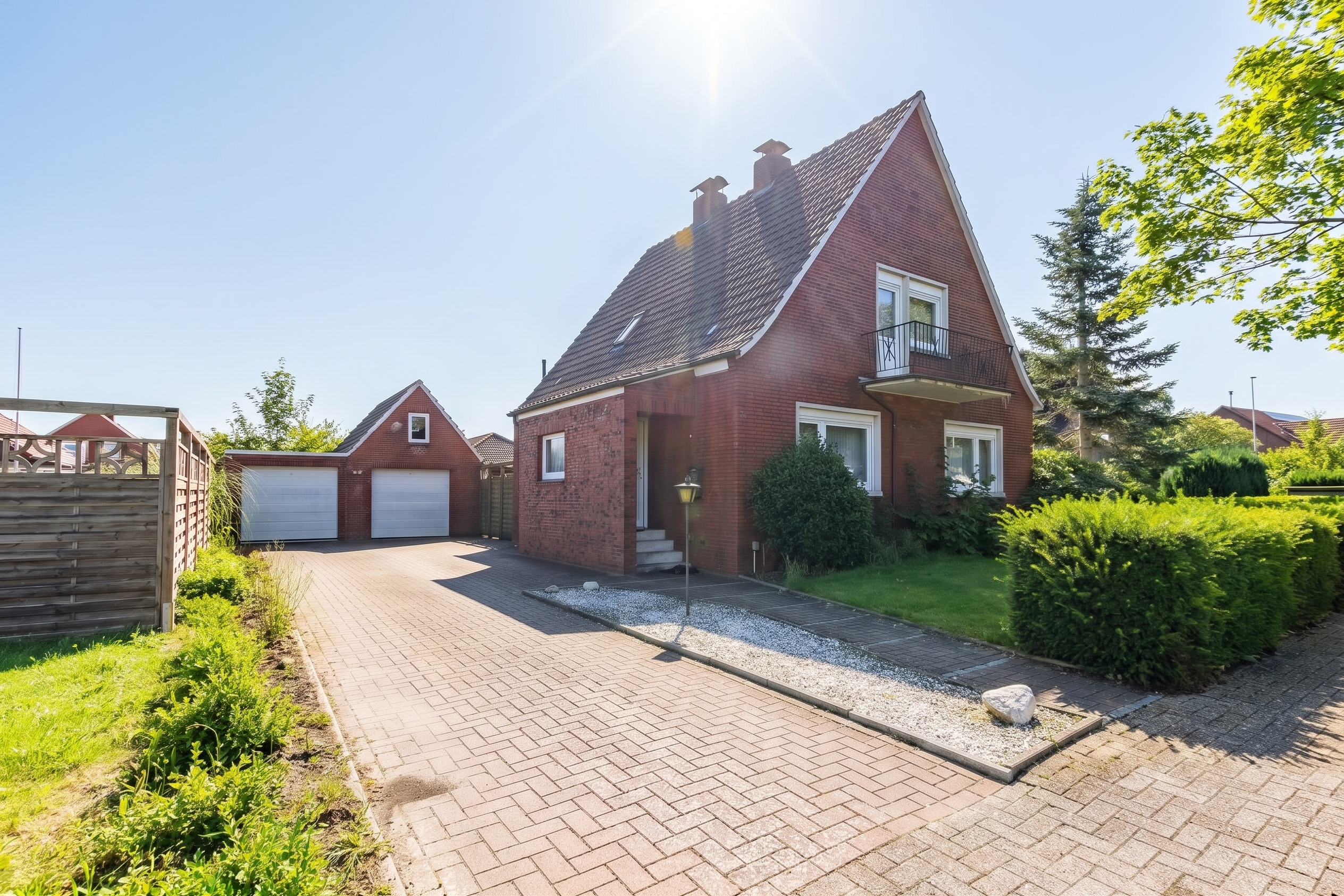 Einfamilienhaus mit Doppelgarage auf einem Eigentumsgrundstück! [KI-modifiziert]