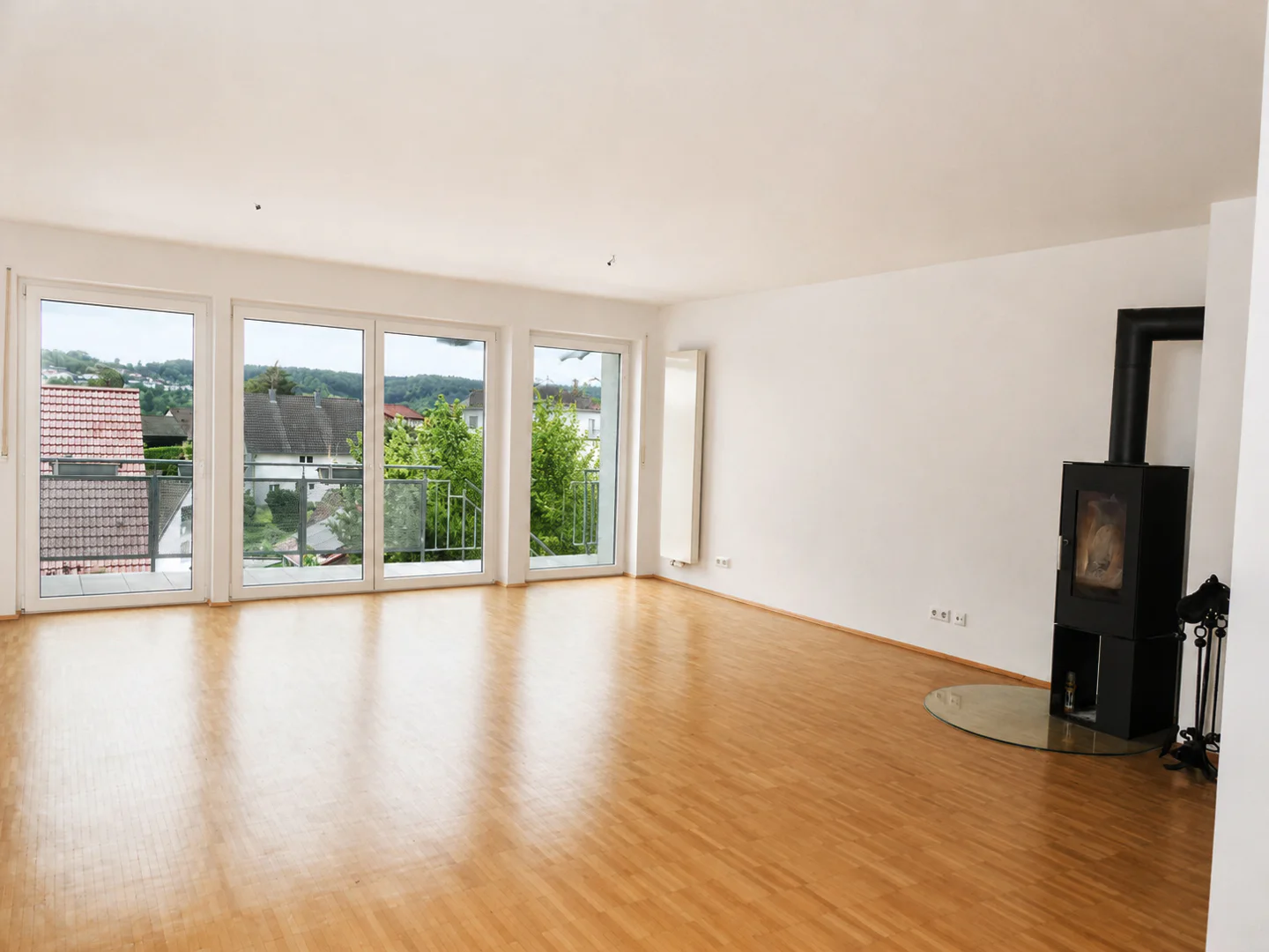 Schickes und gepflegtes RMH zur Miete • Geniale Aussicht, Gärtchen, großzügige Zimmer, EBK, Carport und sofort verfügbar - Photo 1