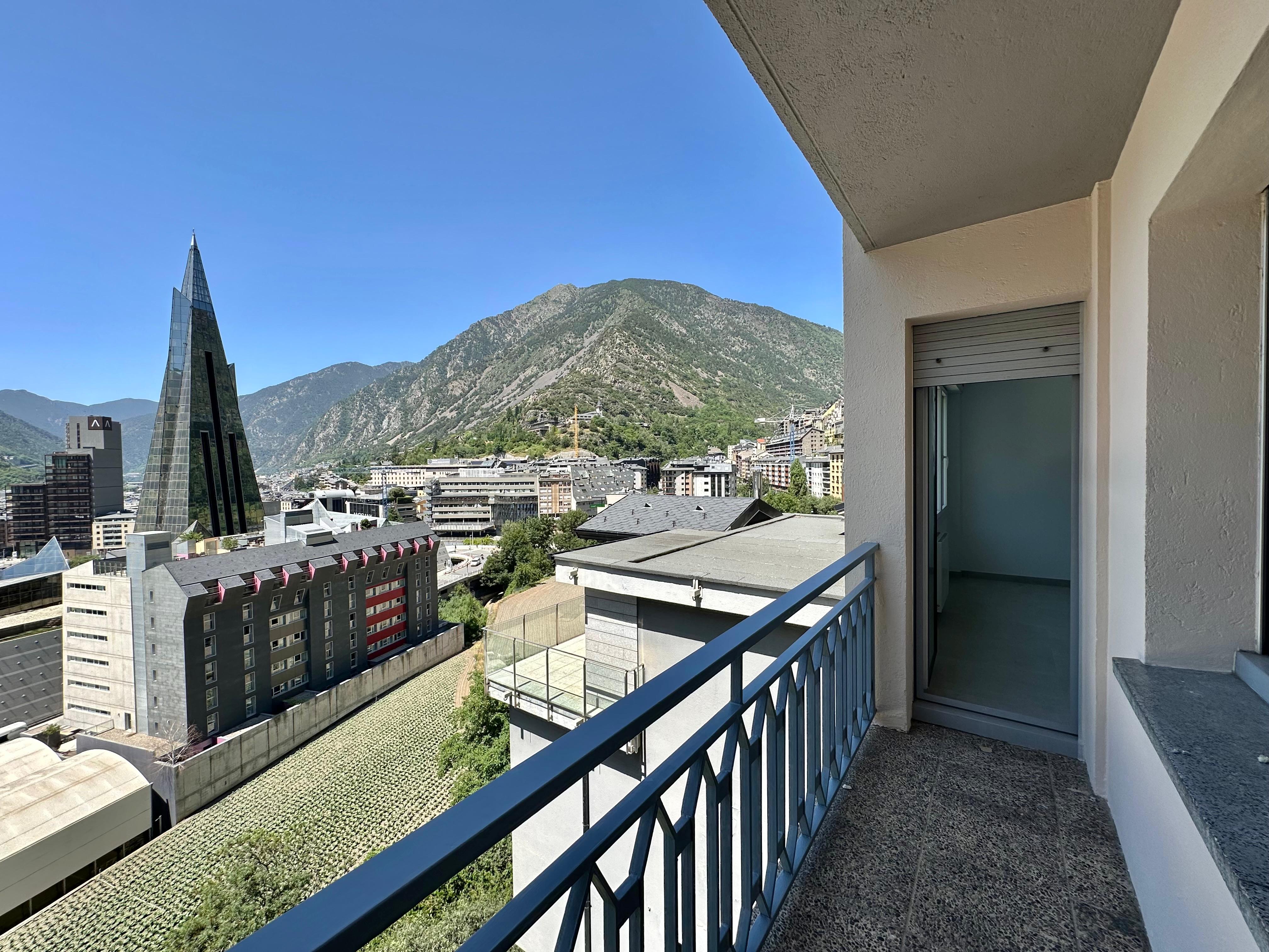 Renovated apartment with sun all day and views of Escaldes