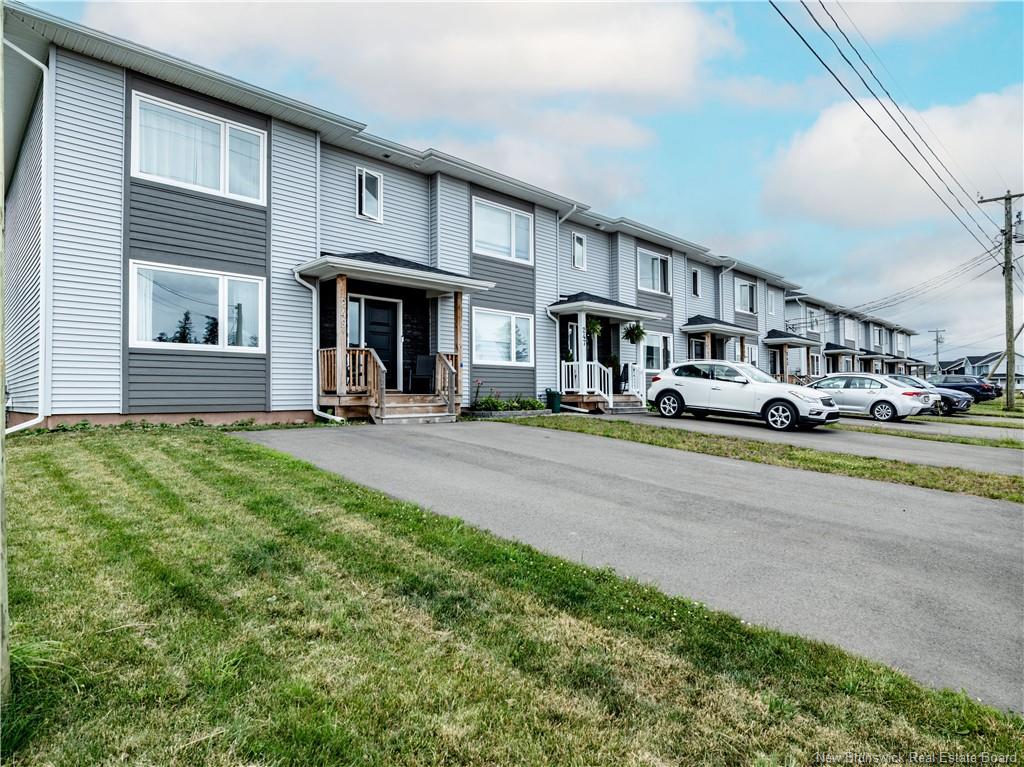 Welcome to this Stunning End-Unit Townhouse
