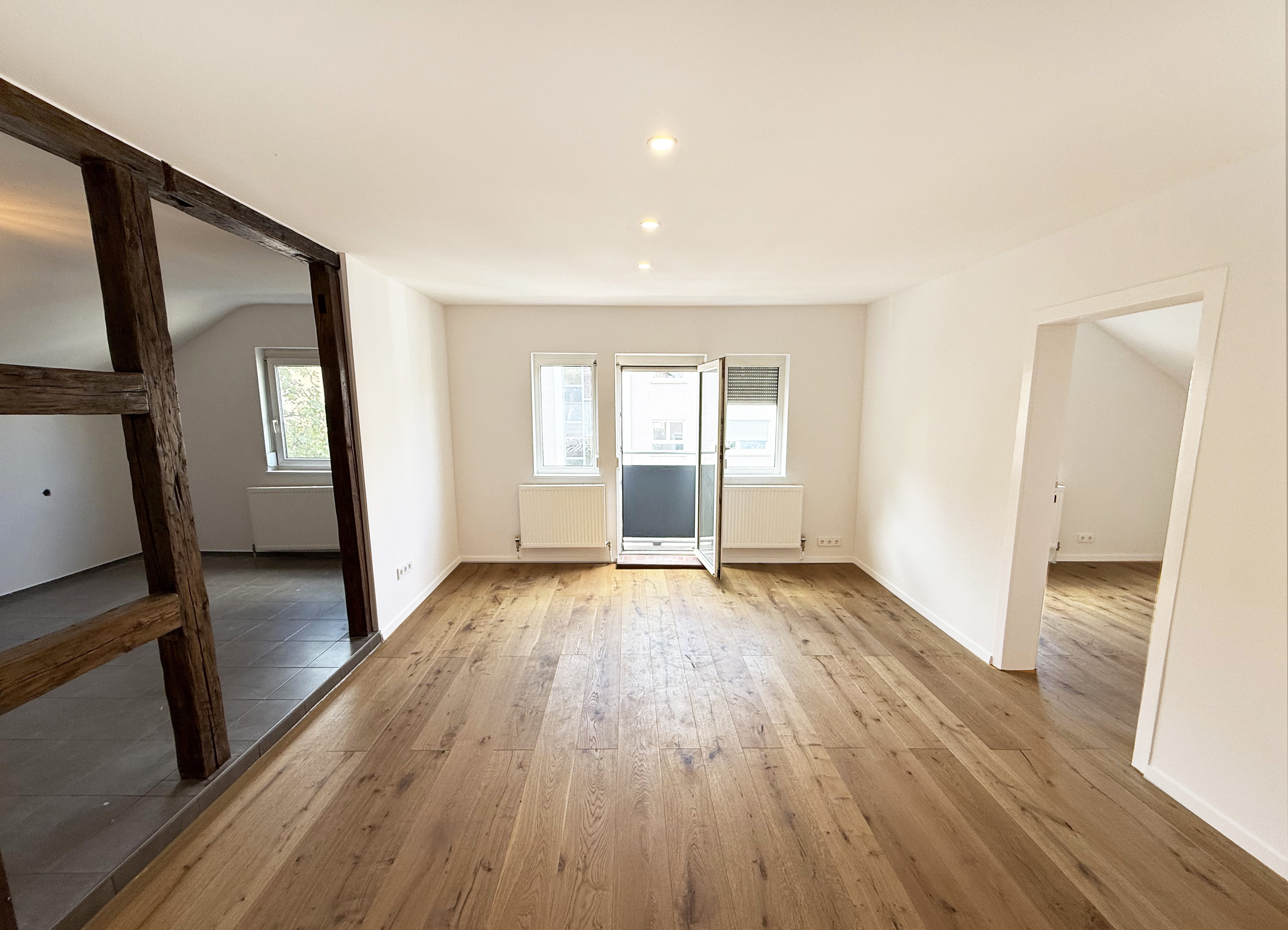 S-MITTE: Modernisierte Dachgeschoss-Wohnung in begehrter Lage