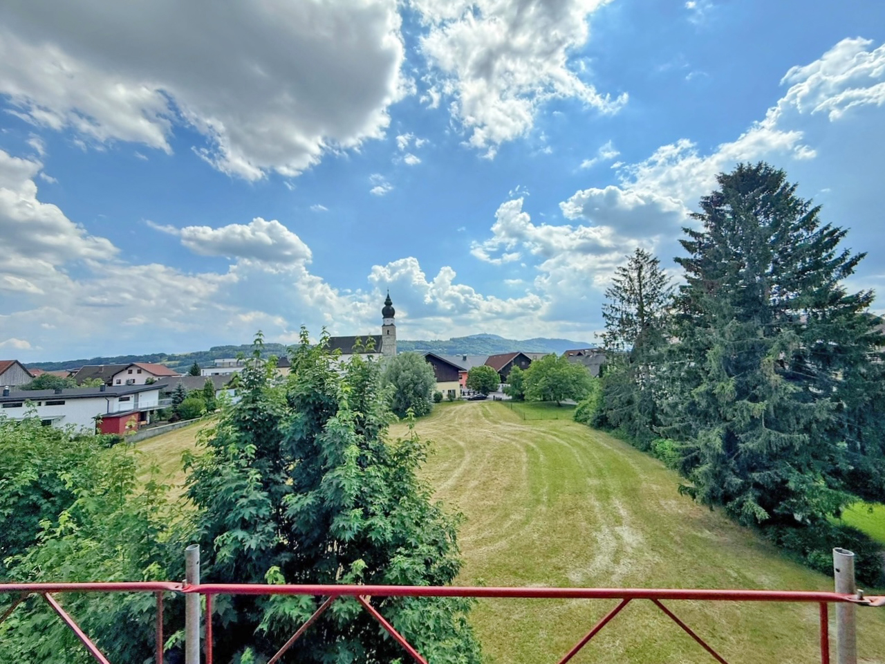 Sunny 4-room top-floor apartment with potential in a quiet residential area of Eugendorf