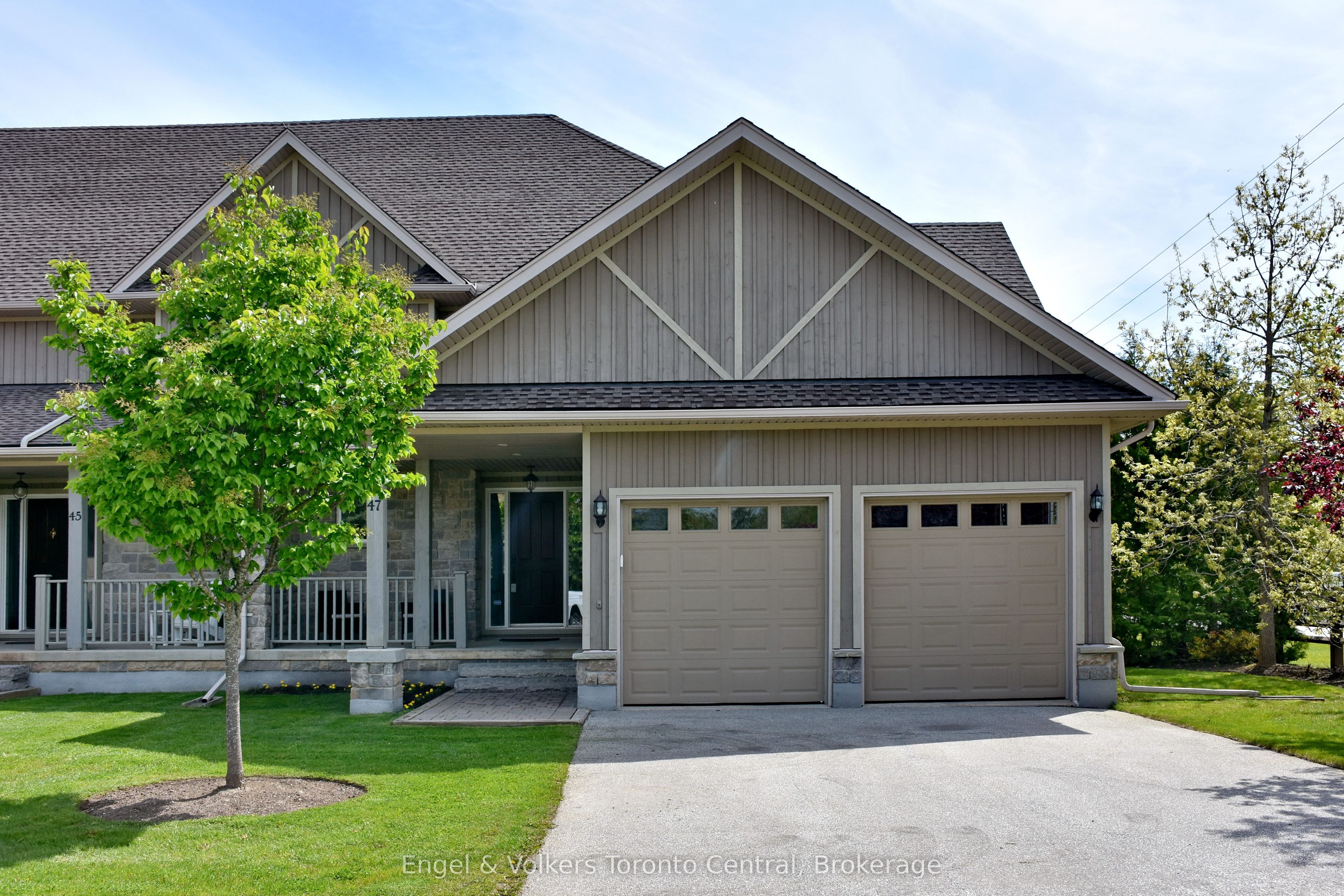 Turn-Key Executive End-Unit Townhome Near Ski Clubs
