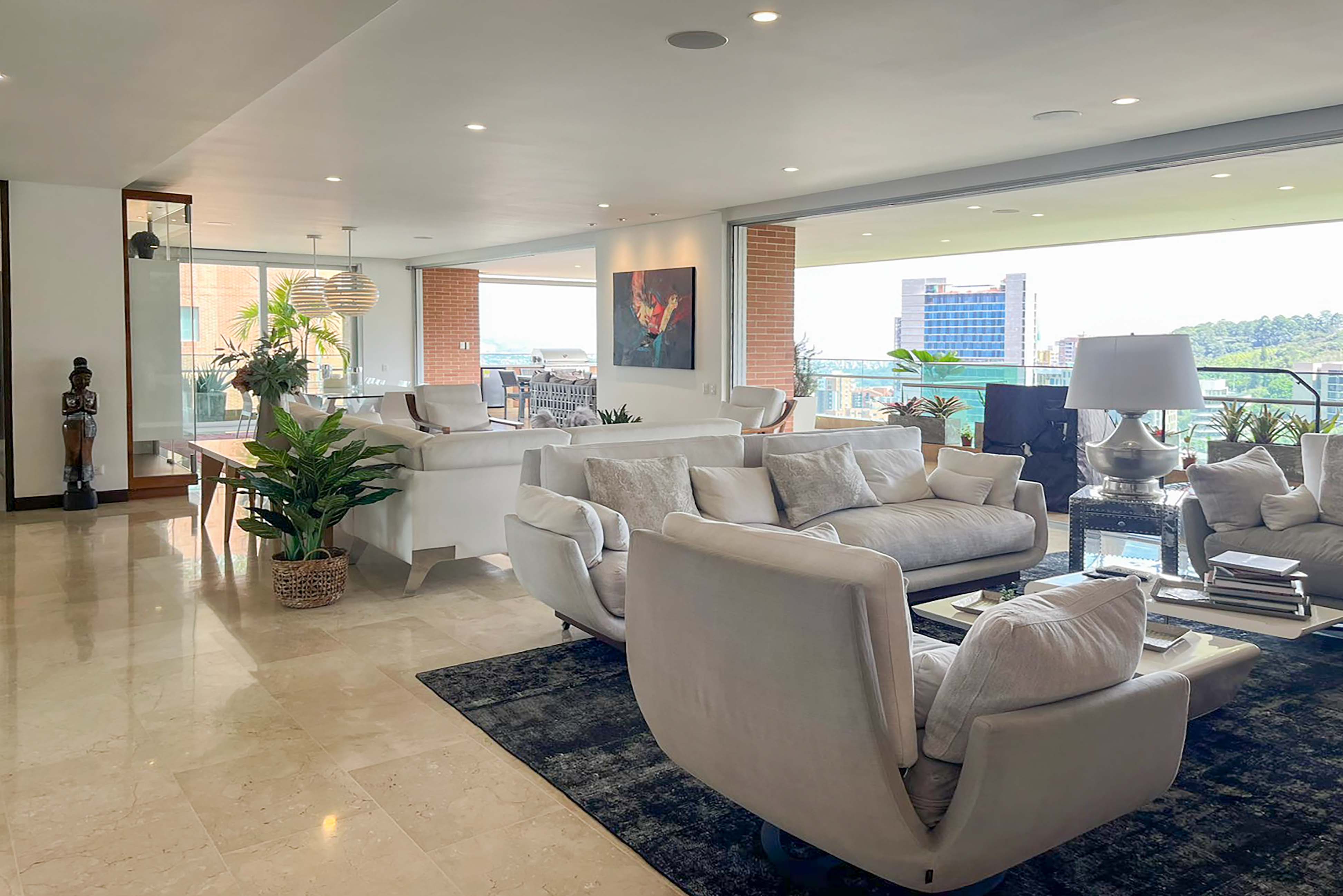 Exclusivo apartamento con balcón y vista para venta en El Poblado