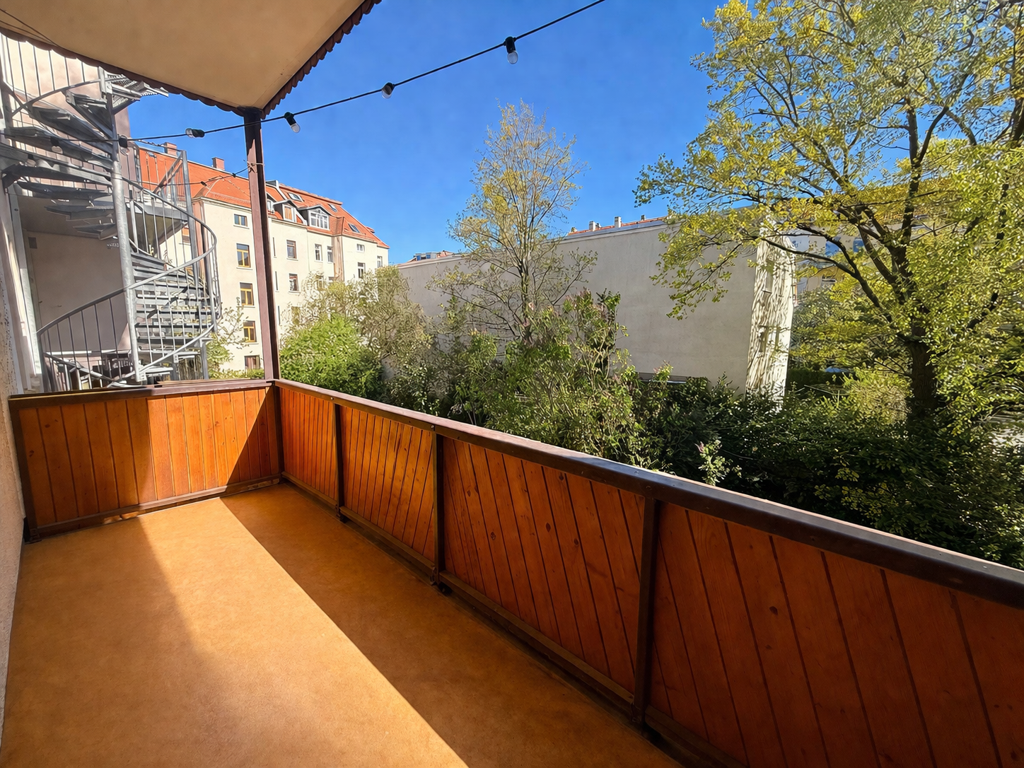 3-Raum-Altbauwohnung in Schleußig mit Parkett & Balkon