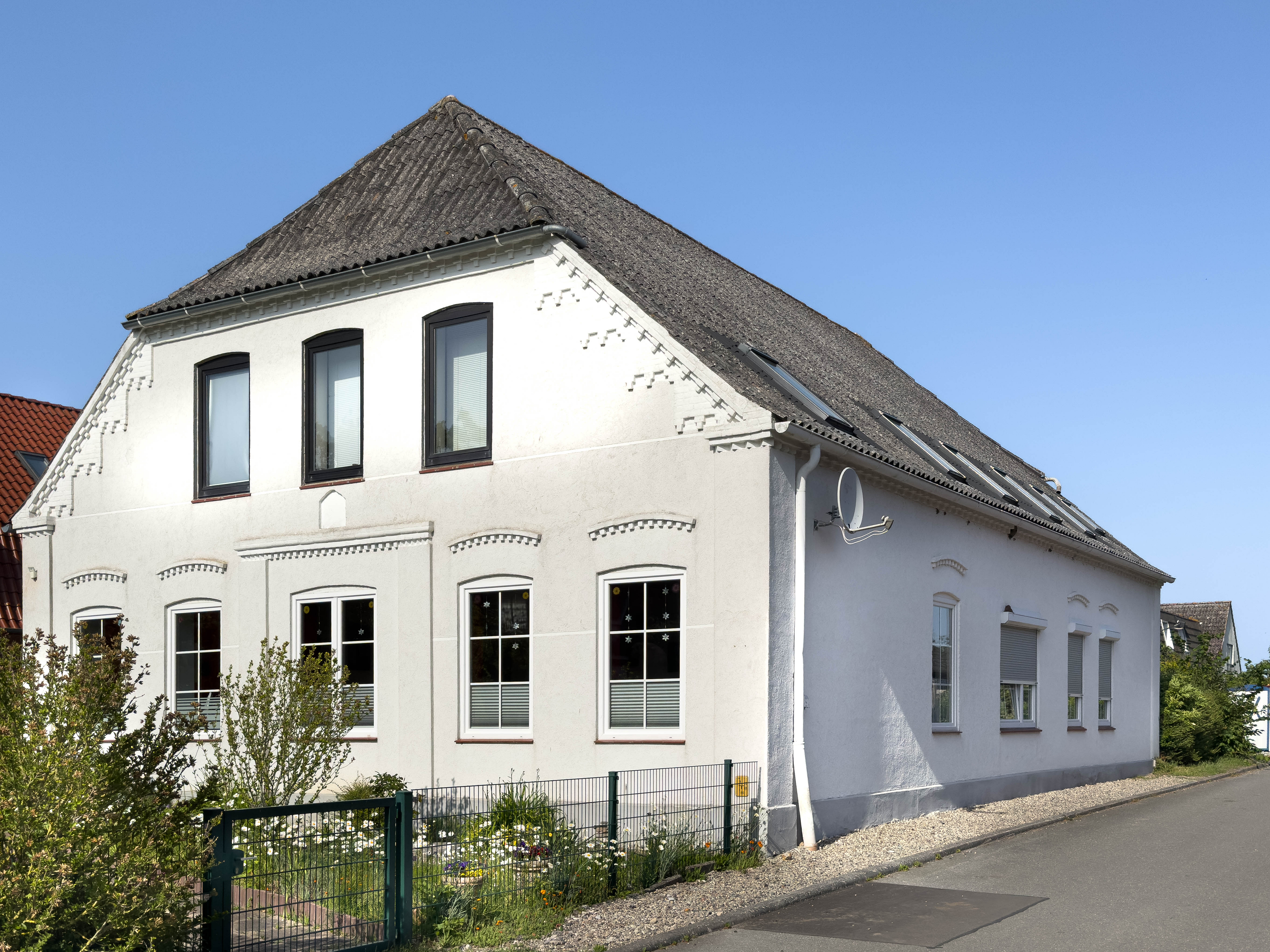 Modernes Wohnen unterm Dach – sanierte 2,5-Zimmerwohnung