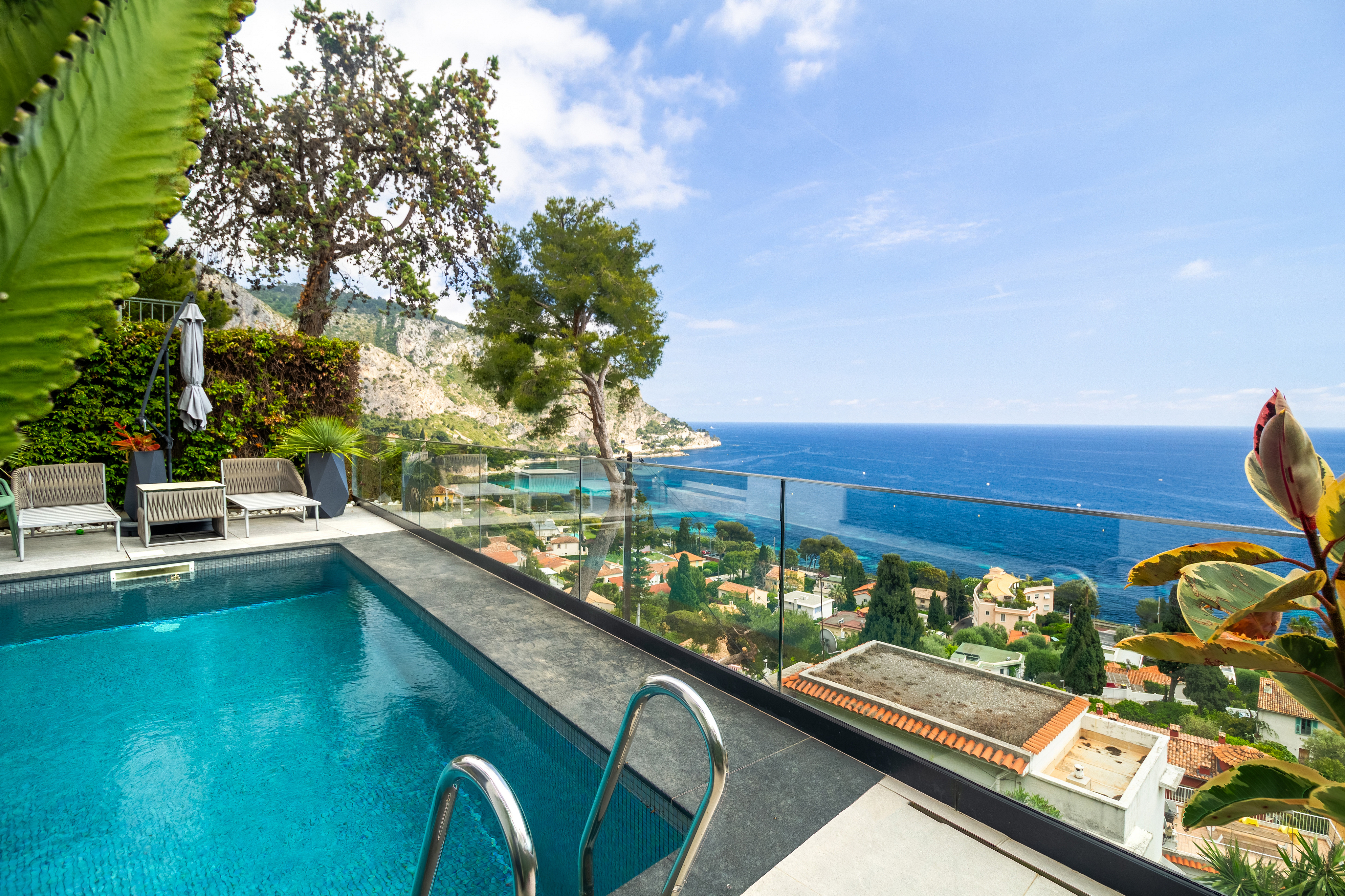 Villa contemporaine avec piscine et vue mer panoramique