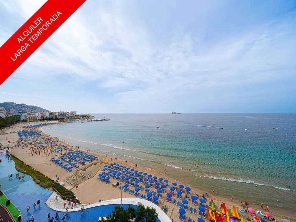Beach view with blue umbrellas and lounge chairs, people on the sand, and a blue walkway. "Alquiler Larga Temporada" banner.