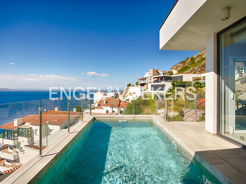 Casa de nueva construcción con vistas impresionantes en Roses