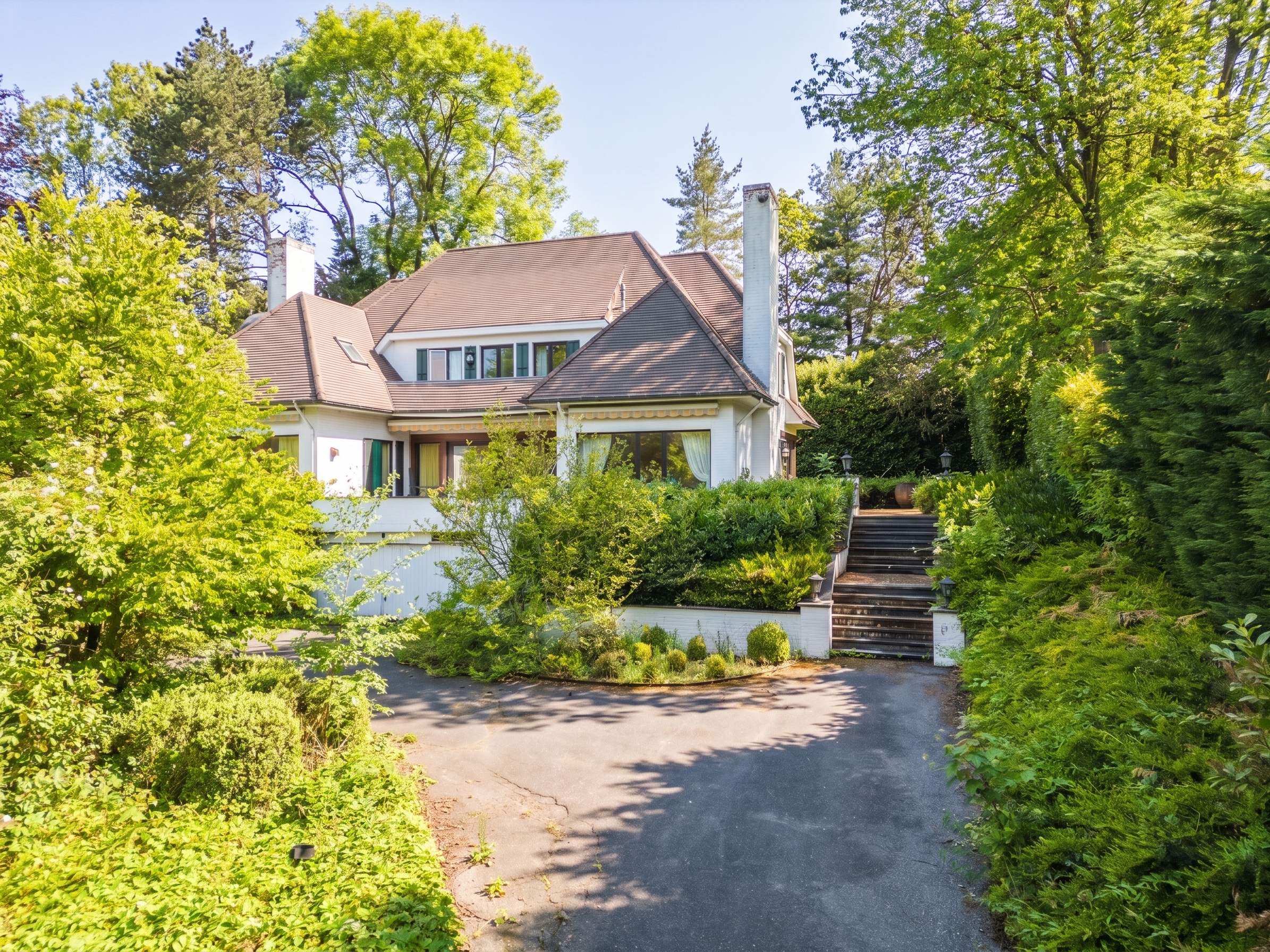 Very beautiful classic villa on ±23 ares, south-facing