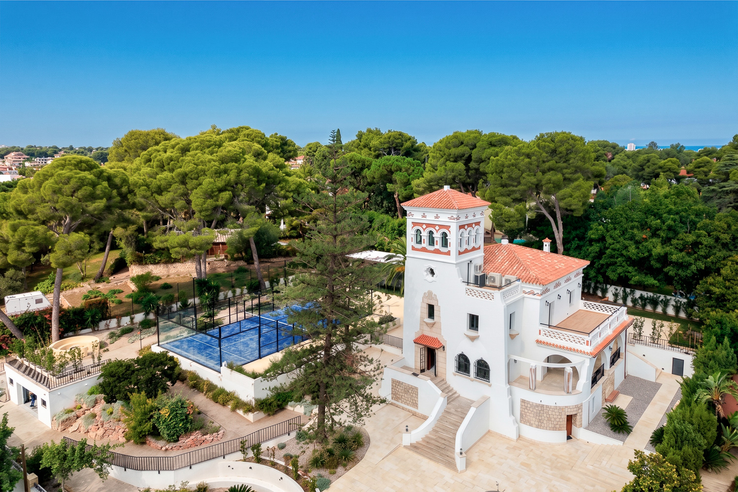 Exclusive renovated villa with pool, gym, sauna, paddle court, and private garden in Campolivar