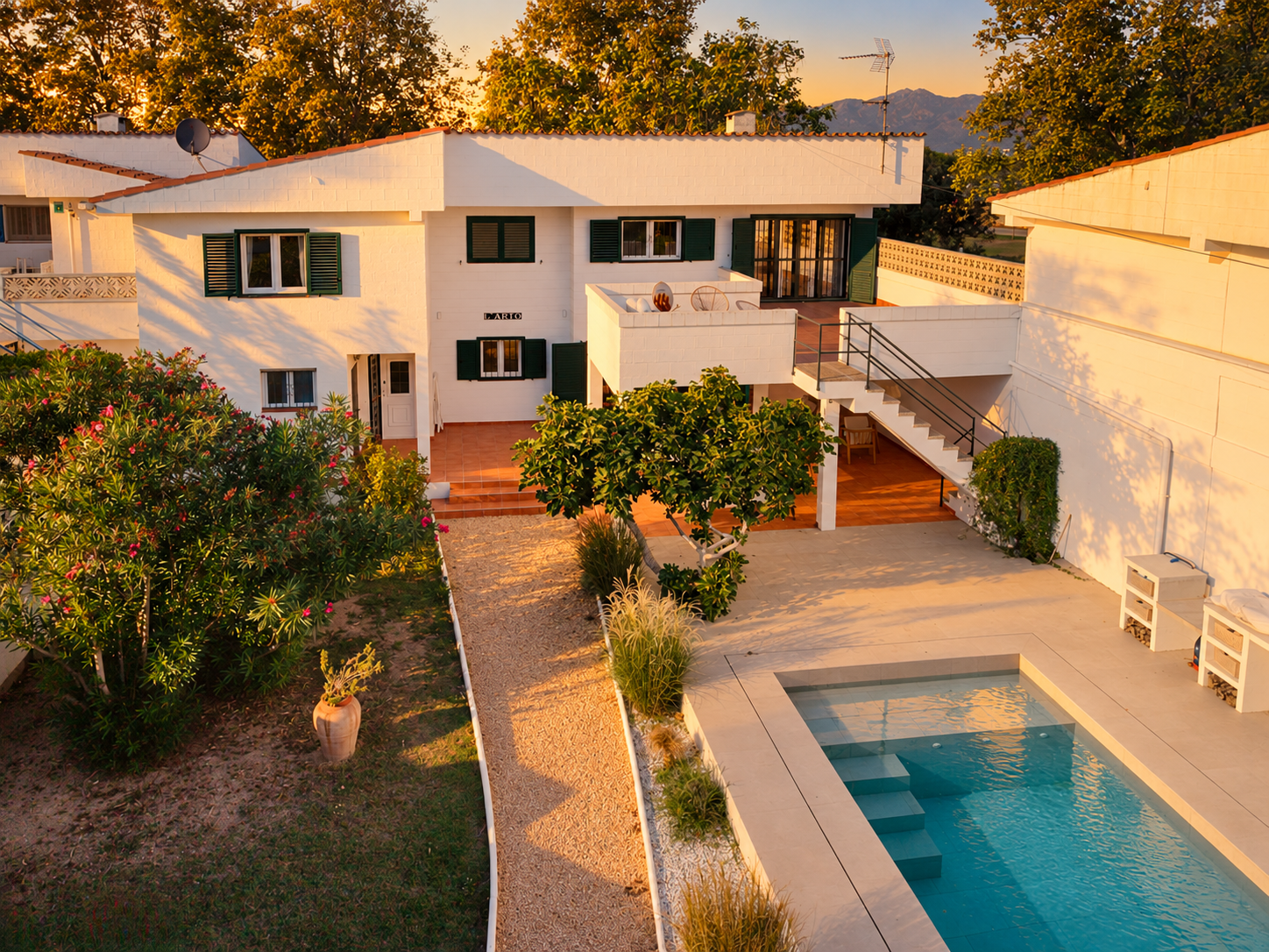 Renoviertes Doppelhaus mit Anlegeplatz und Pool