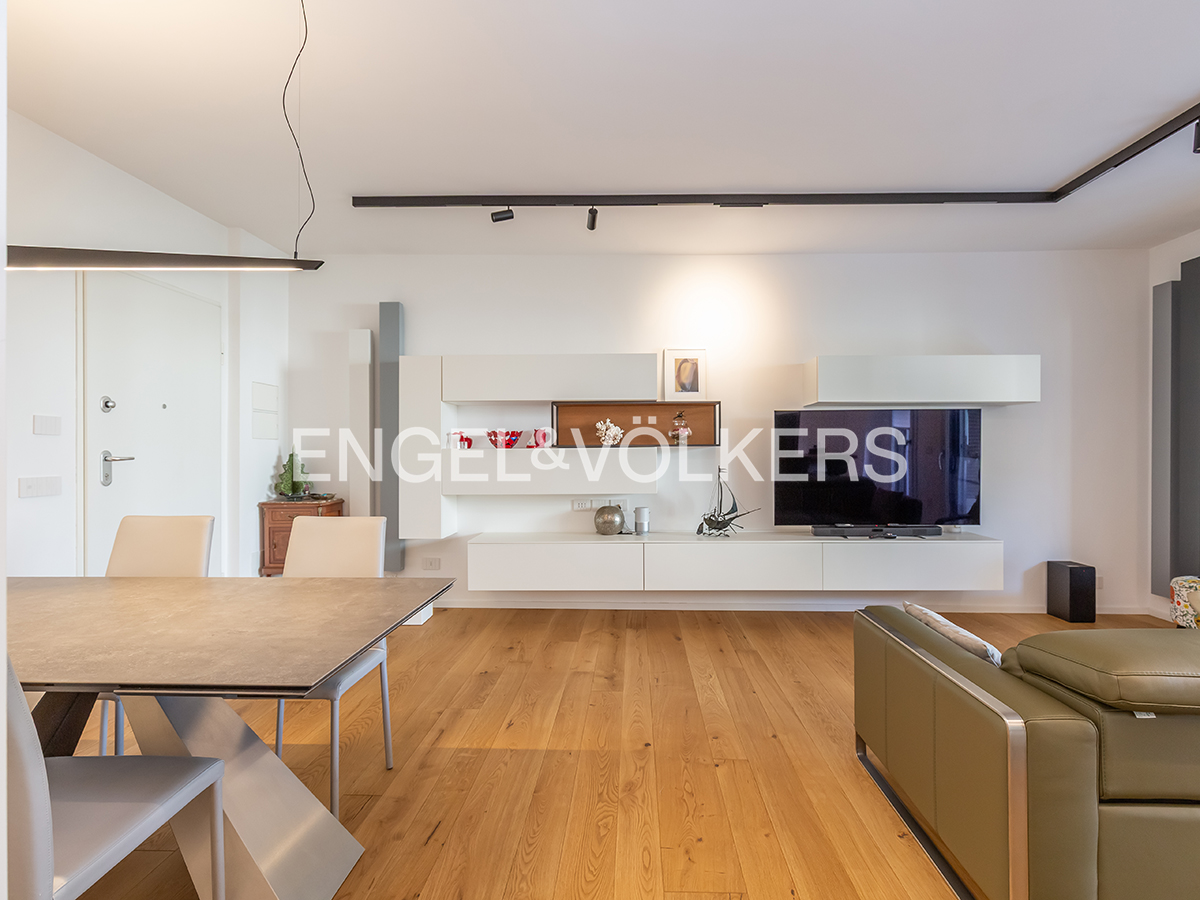 Elegant apartment with spacious terrace, North Torrino