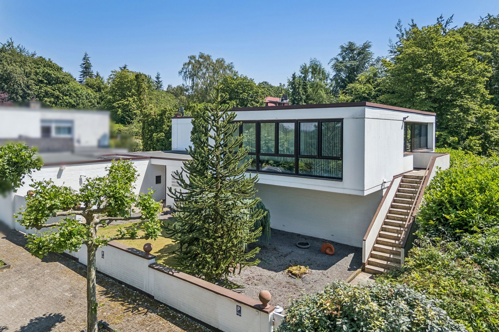 Ein Ort von Ruhe, Licht und Architektur – Bauhaus-Residenz mit privatem Waldidyll