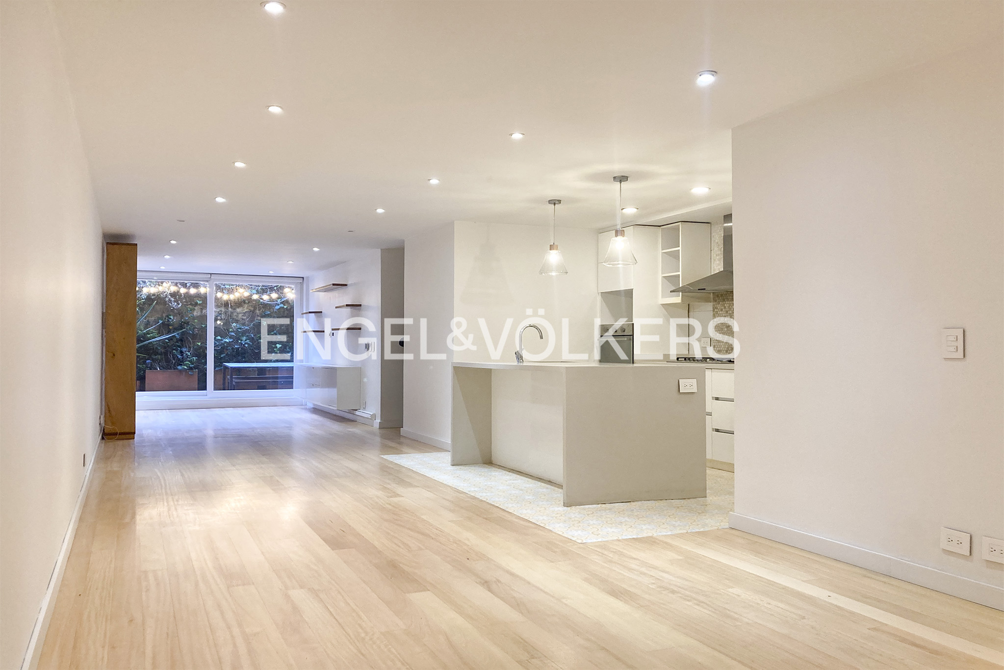 Apartamento moderno con vista verde y terraza para venta en Rosales