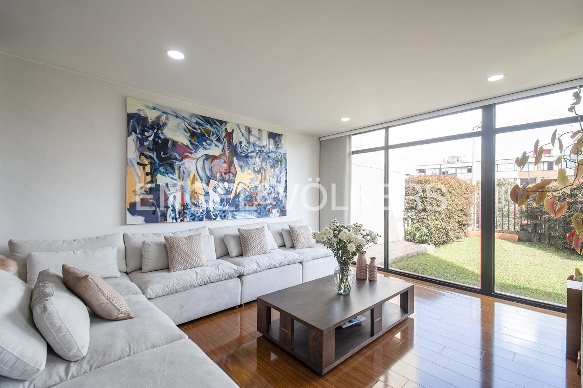 Moderna casa con jardín y terraza en conjunto para venta en Bosque de Pinos