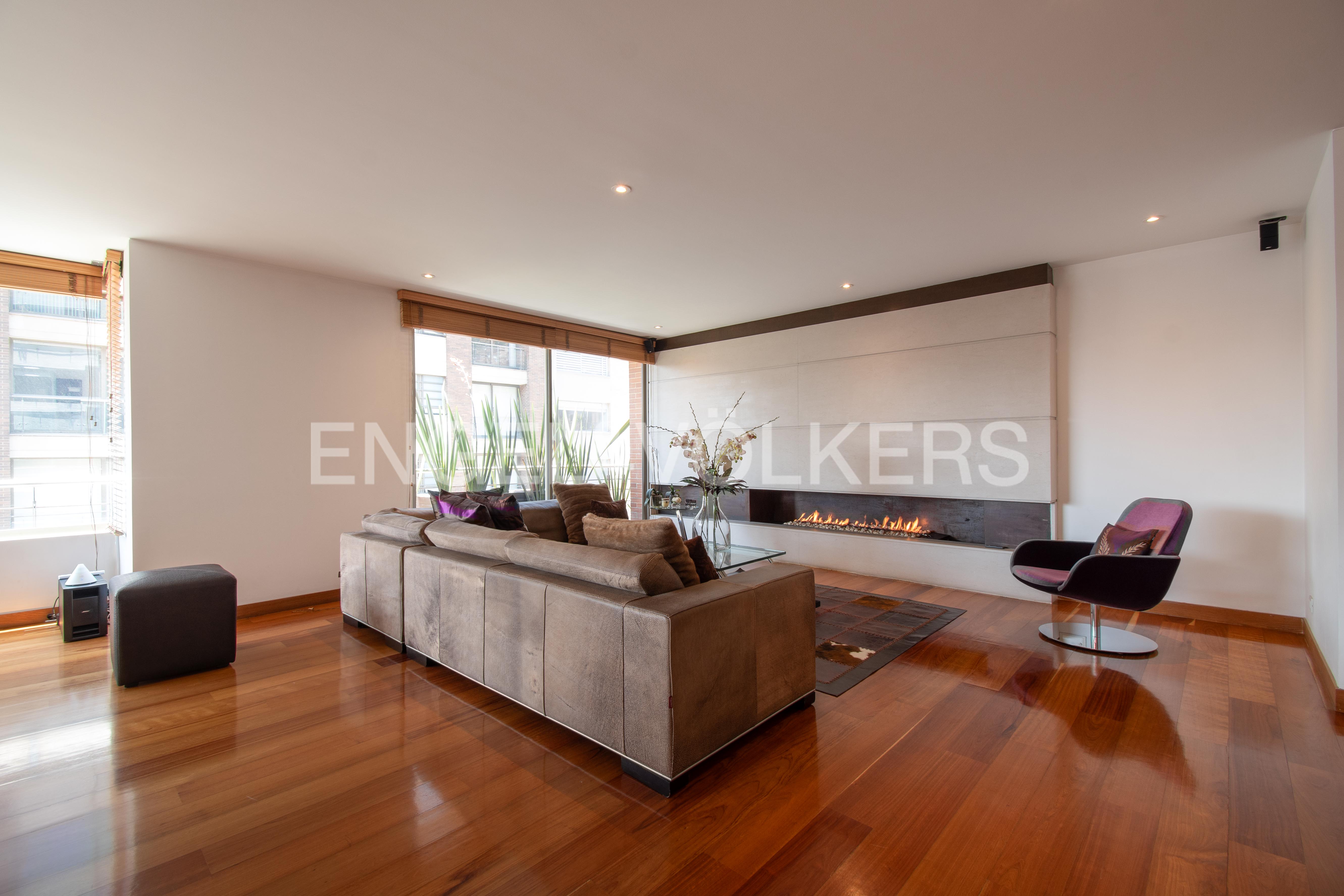Iluminado apartamento con vista verde y balcón para venta en Rosales
