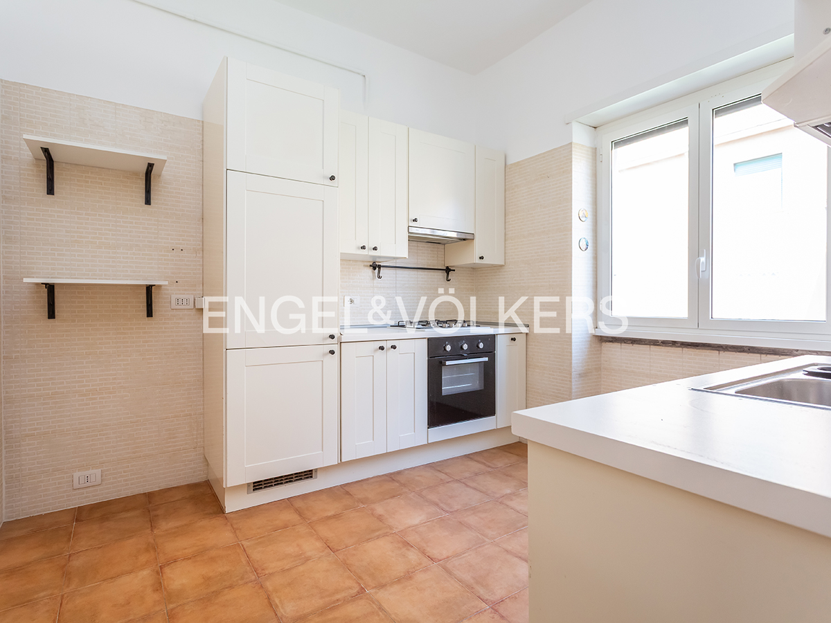 Spacious, bright one-bedroom apartment a few steps from Trastevere Station