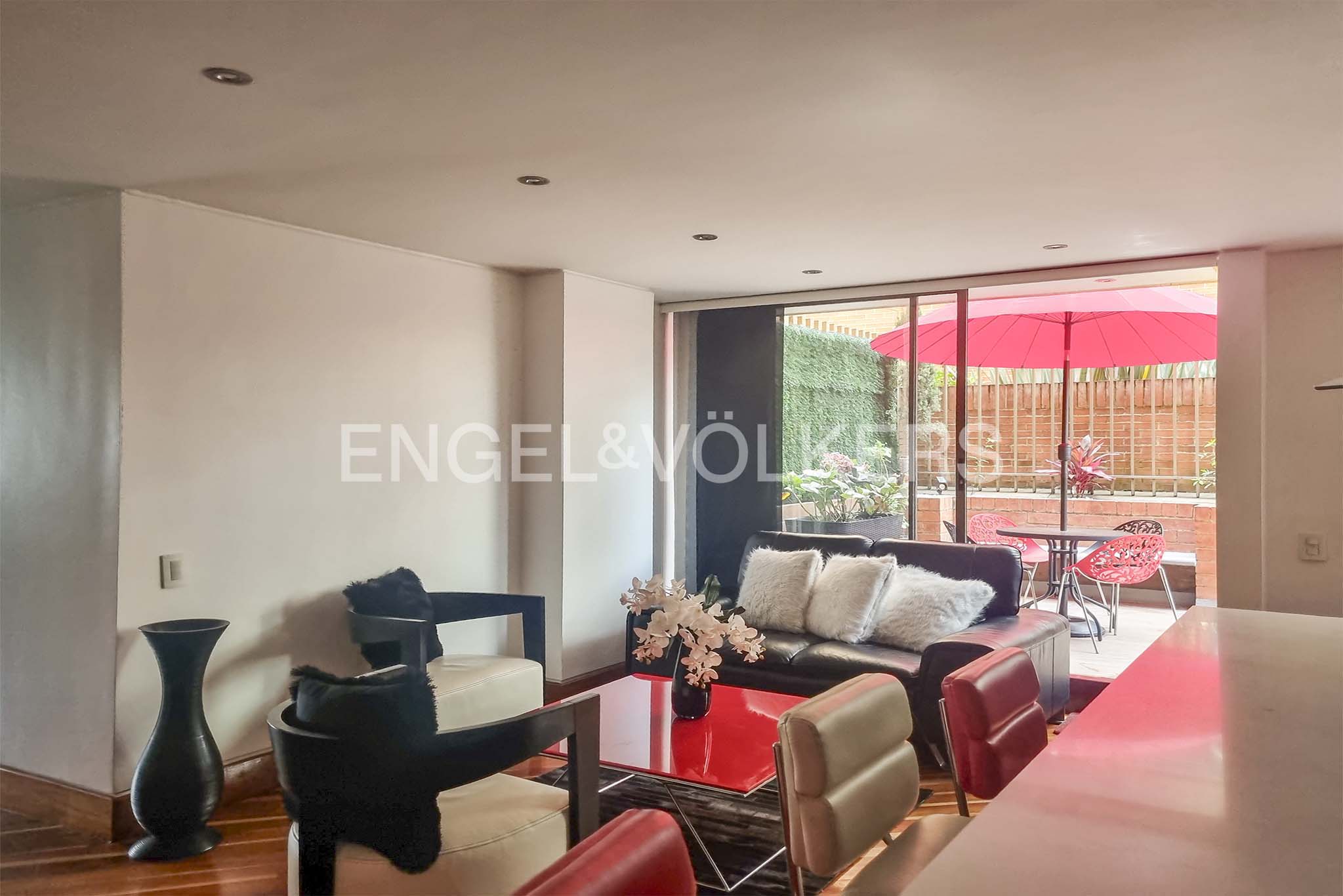 Apartamento amoblado con terraza para arriendo en Santa Paula
