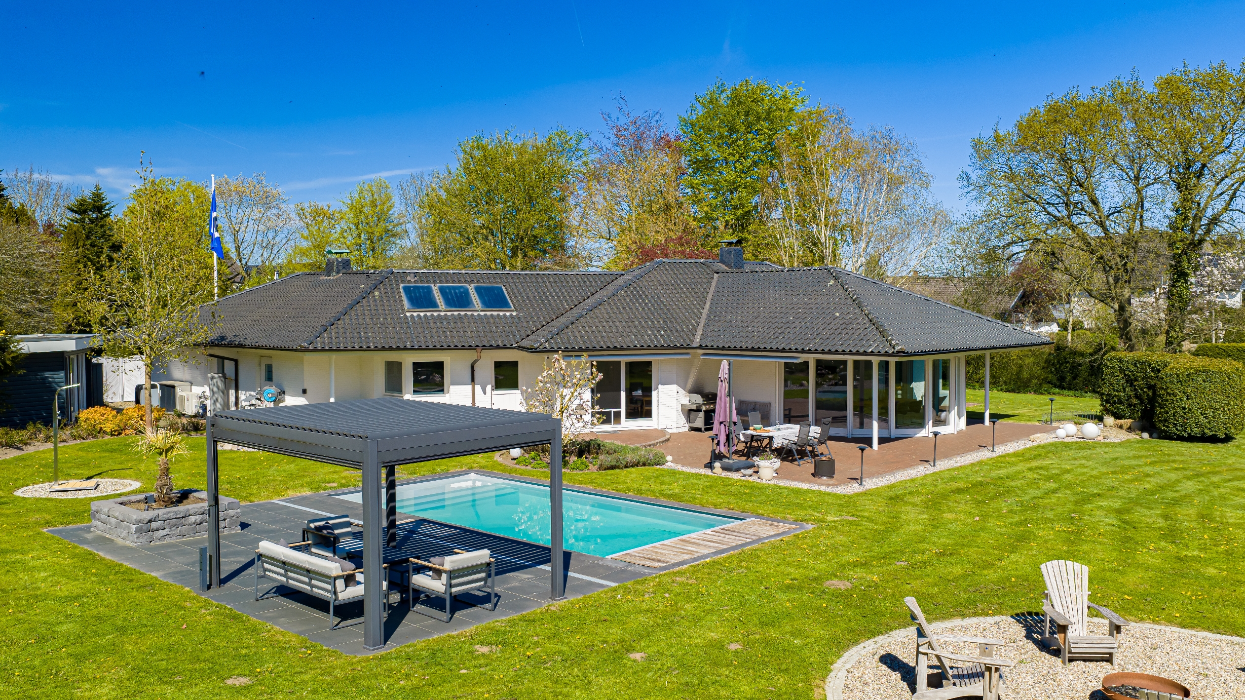 Exklusiver Bungalow bei Glücksburg in Meernähe, parkähnliches Grundstück, Pool und Saunahaus