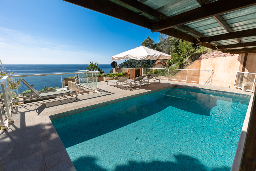 Villa mit Meerblick, Pool & außergewöhnlicher Garage