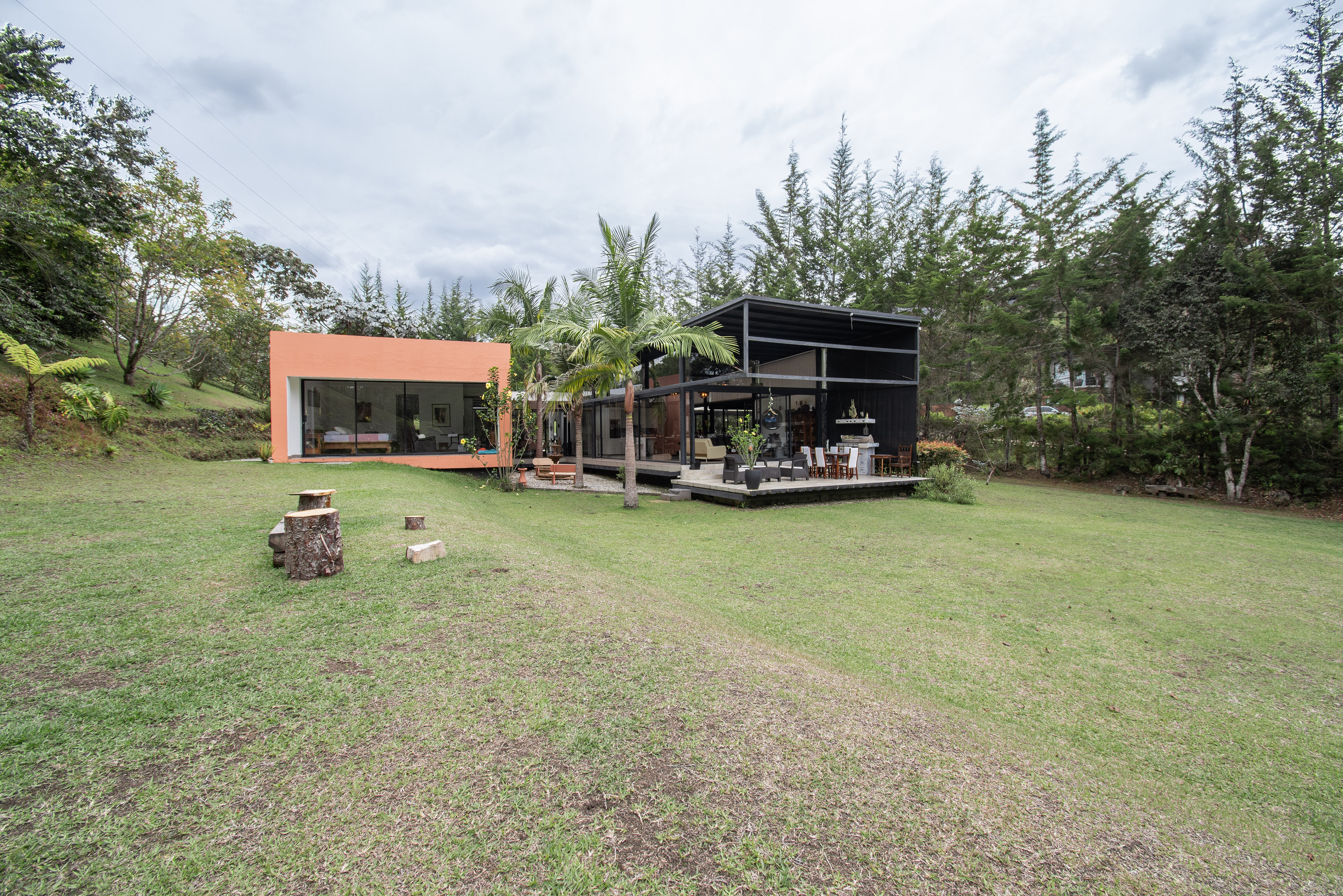 Casa con lago en parcelación para venta en Llanogrande, Rionegro