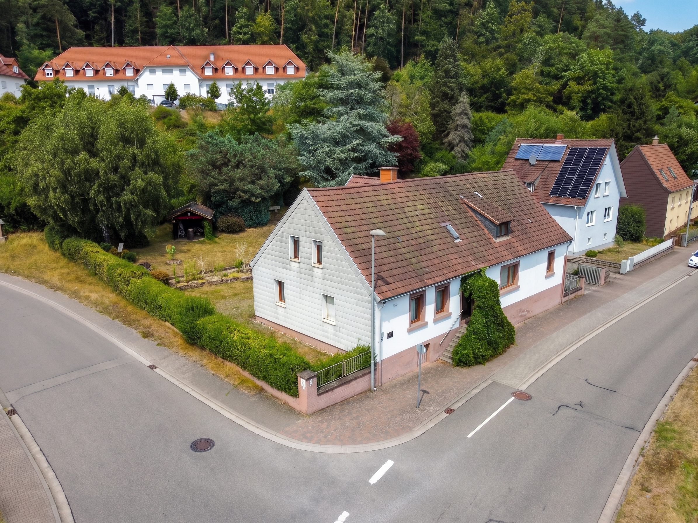 Einfamilienhaus mit attraktiver Entwicklungsperspektive und Baupotenzial! [AI-modified]