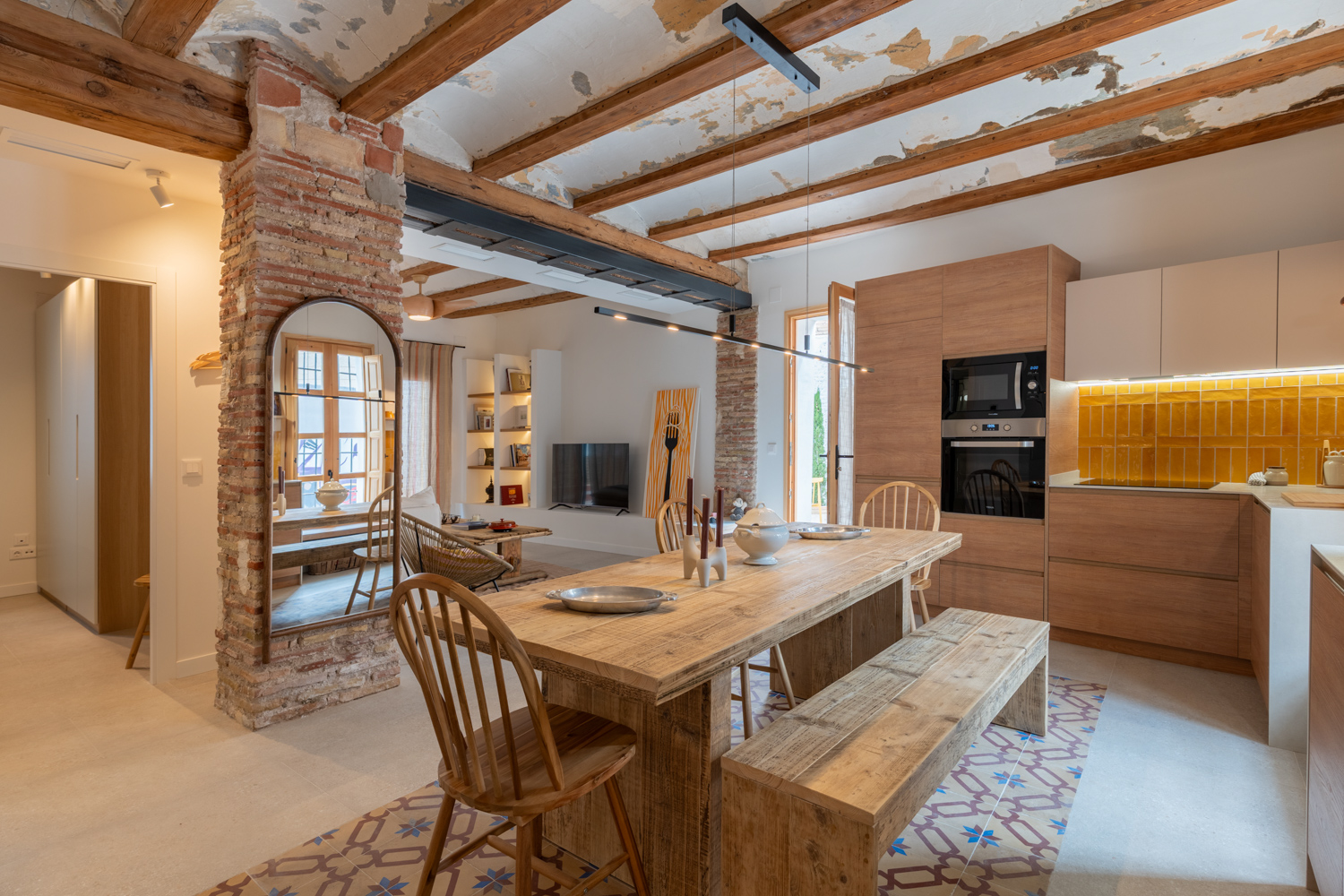 Charming rustic short-term rental in central Valencia, next to the Turia River