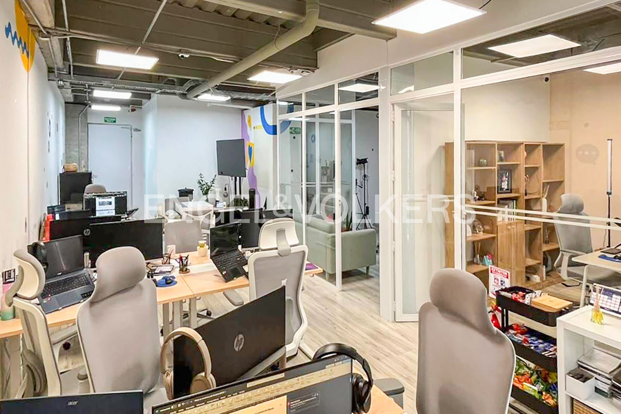 Oficina en obra blanca en arriendo