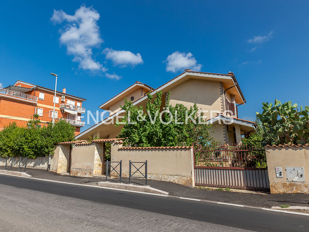 Exclusive investment opportunity in a three-unit villa in Selva Candida–Casalotti