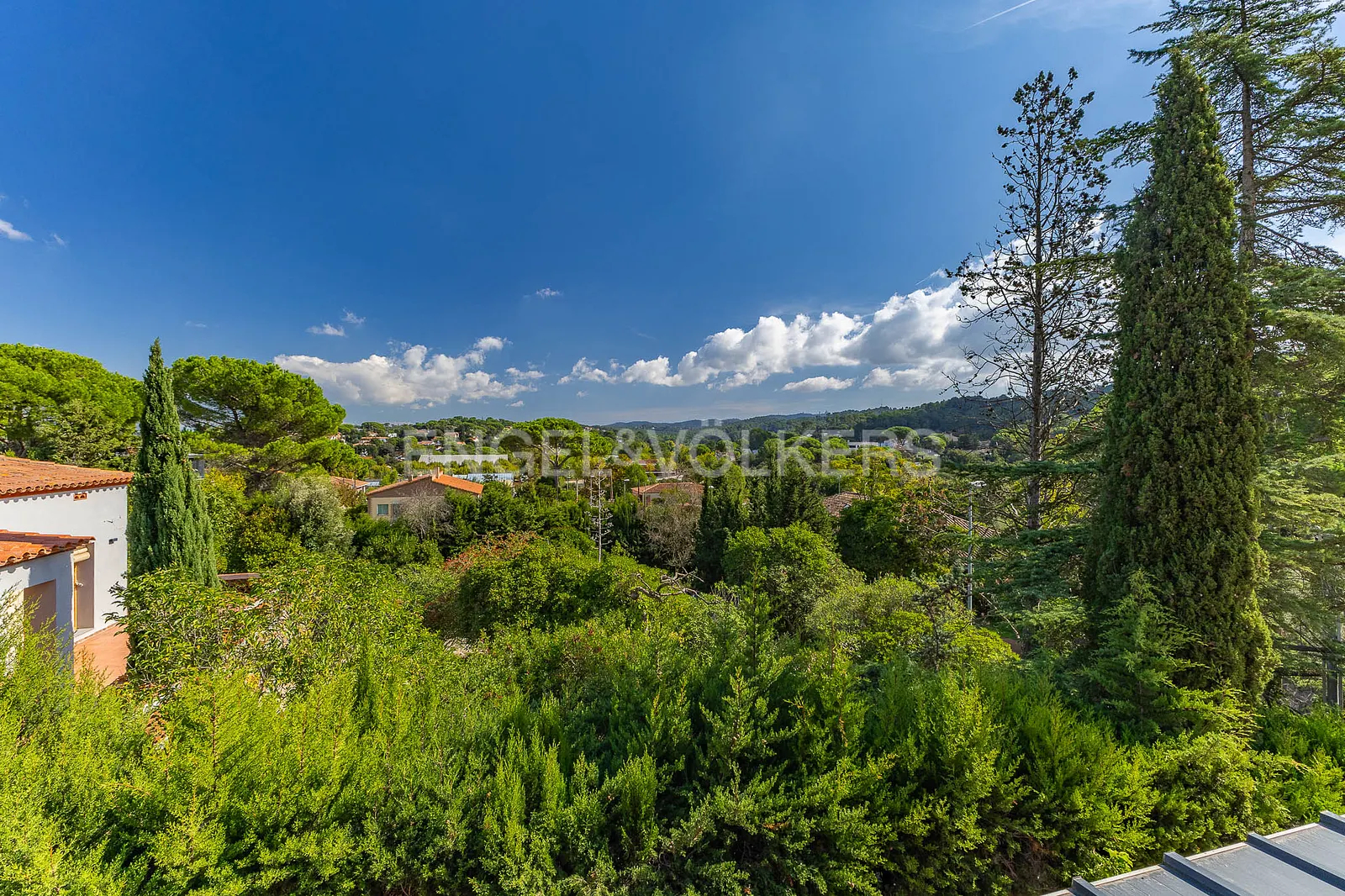 Excellent corner plot to build the home you want in Valldoreix