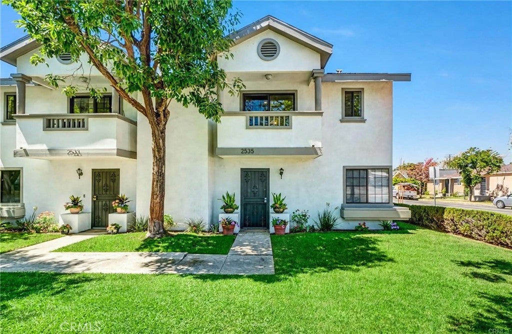 Charming Townhome in Prime Beach Location