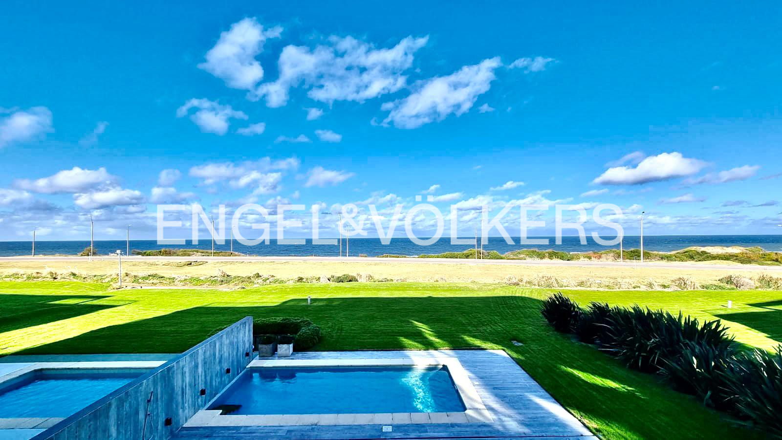 Exclusive oceanfront apartment in La Brava