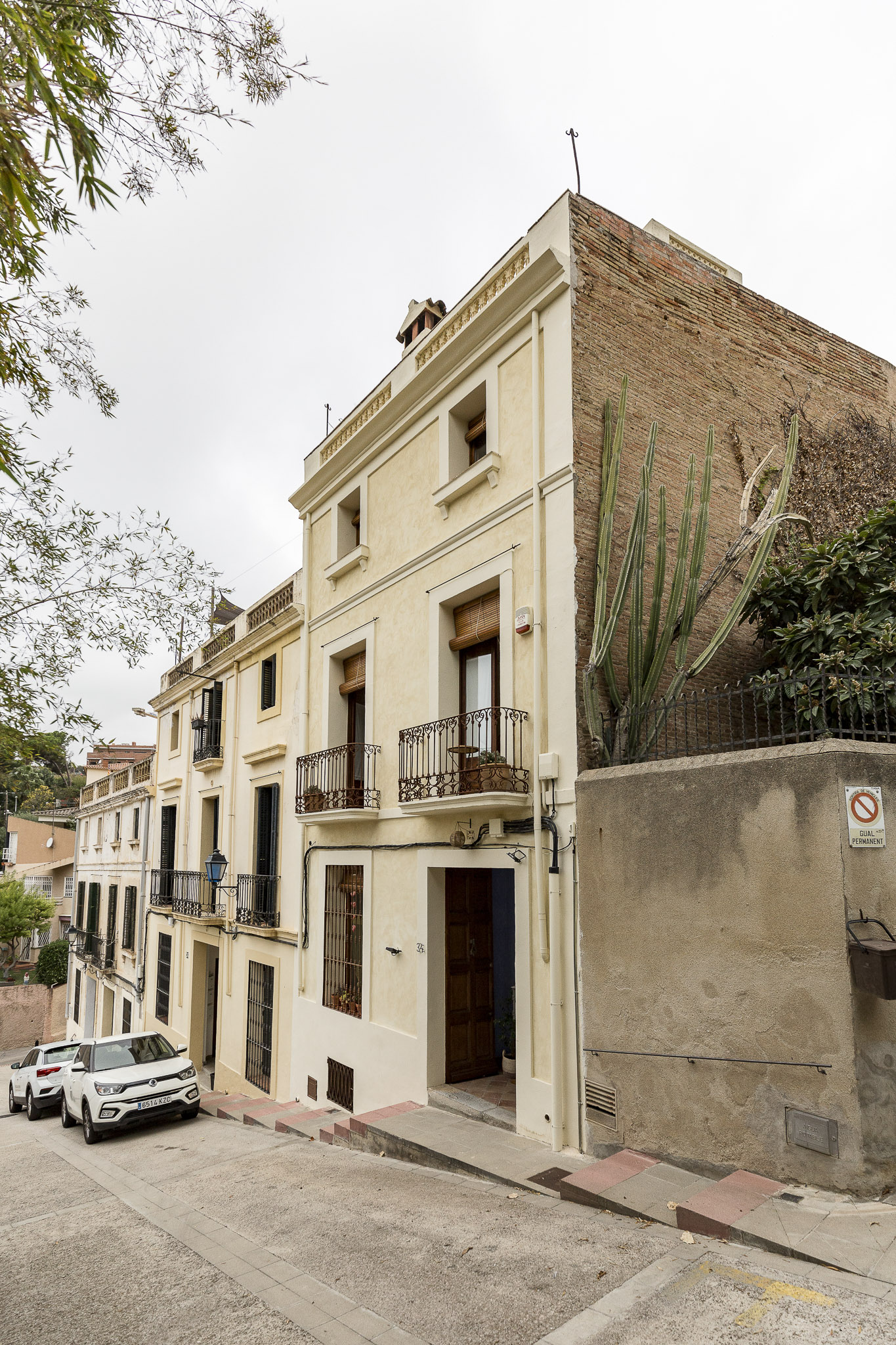 Modernist House in Tiana Center