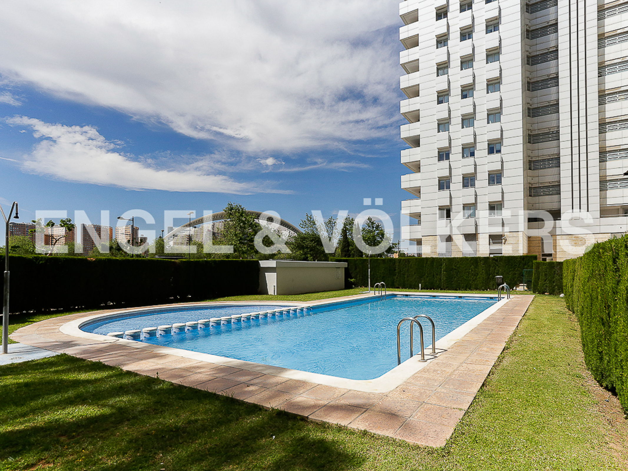 3-bedroom residence with pool and parking