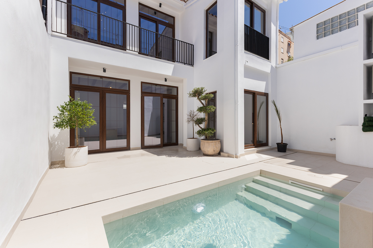 Casa rehabiltada con calidades de lujo y piscina a minutos del centro.