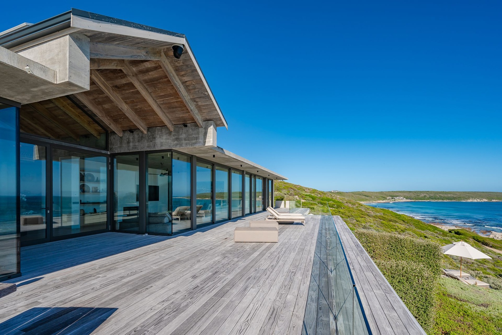 Immaculate Oceanfront Lodge in an Exclusive Beach & Fynbos Eco Estate