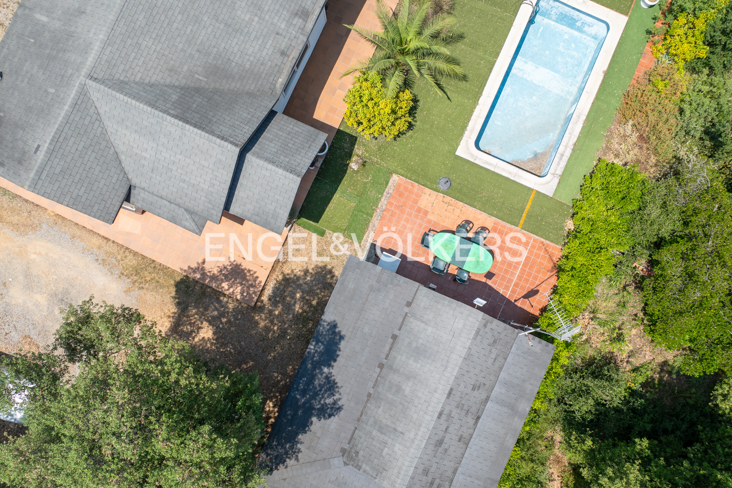 Wooden house with pool and 22,700 m² plot.