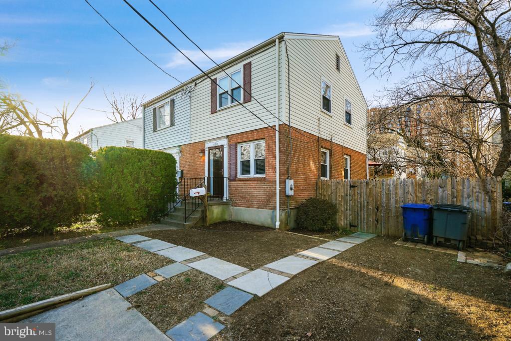 An Alexandria Home with the City Within Reach