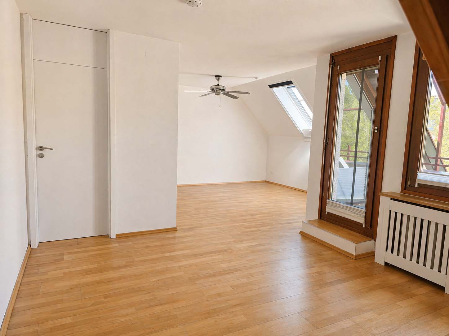 Wohnen auf zwei Ebenen • Sofort verfügbare 4-Zimmer-Maisonette-Wohnung mit Balkon, TG-Stellplatz, Stellplatz und EBK