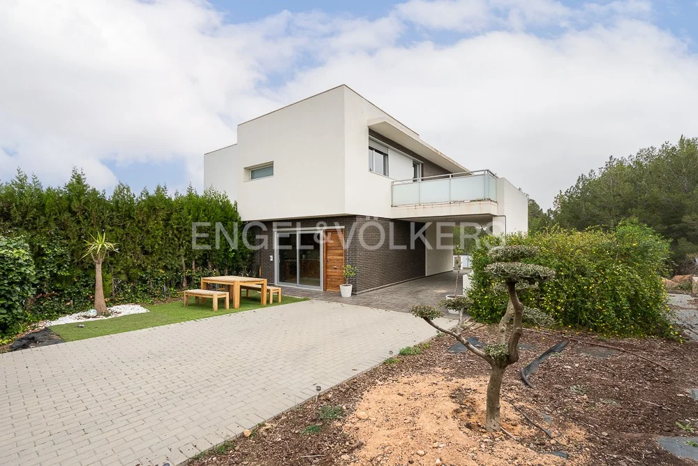 Spectacular Semi-detached Villa in the Forest