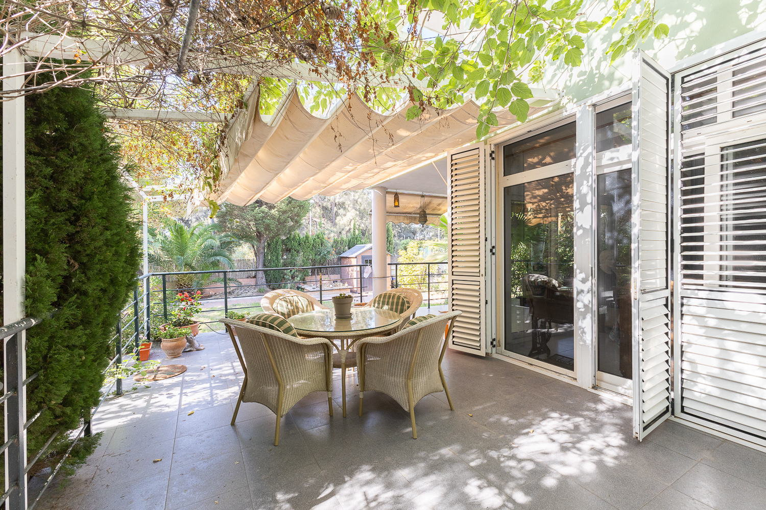 Chalet with garden near the beach