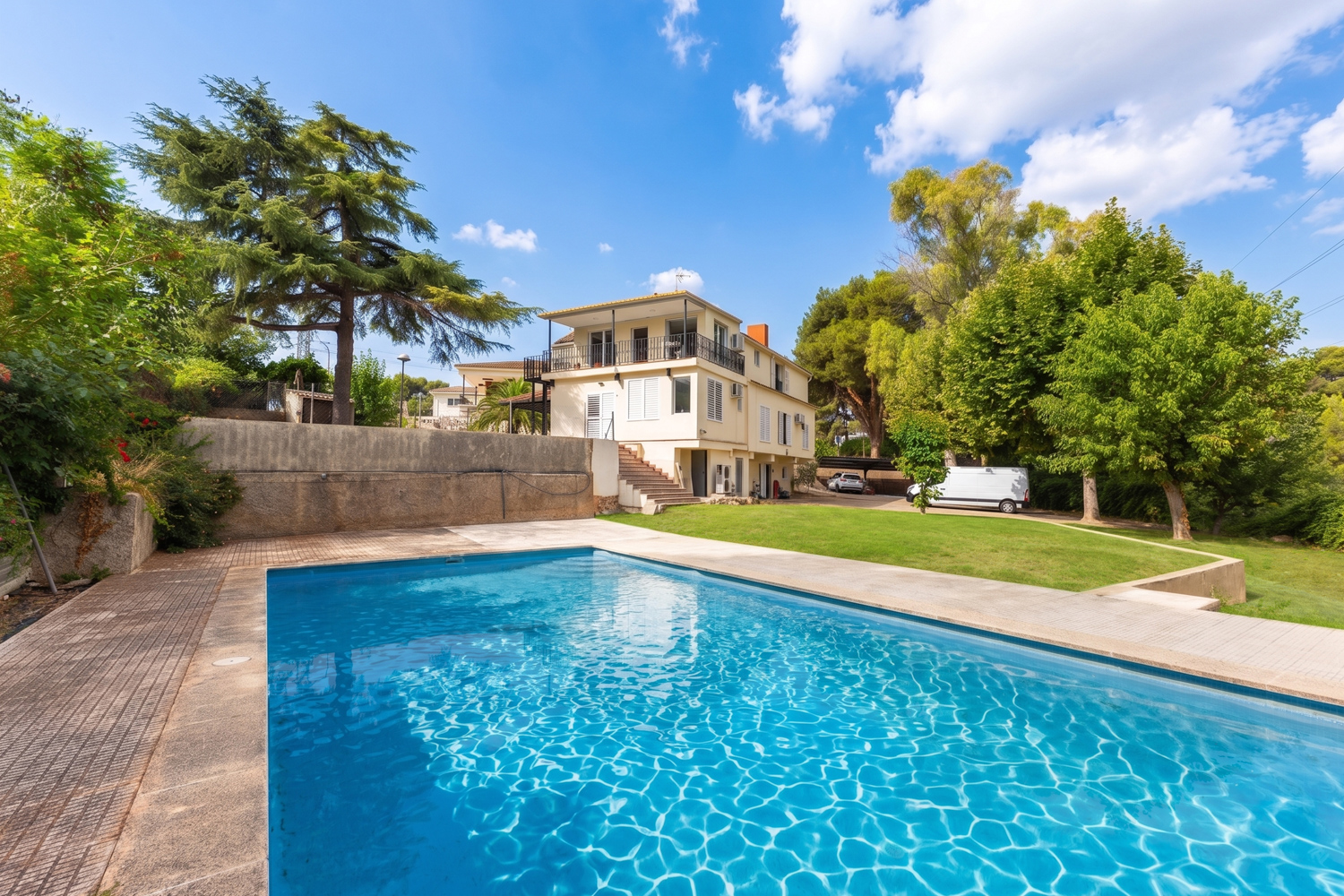 Stately elegance in Torrent: 478 m² with 9 bedrooms, private pool, garden, gym and 24-hour security, minutes from Valencia and the airport