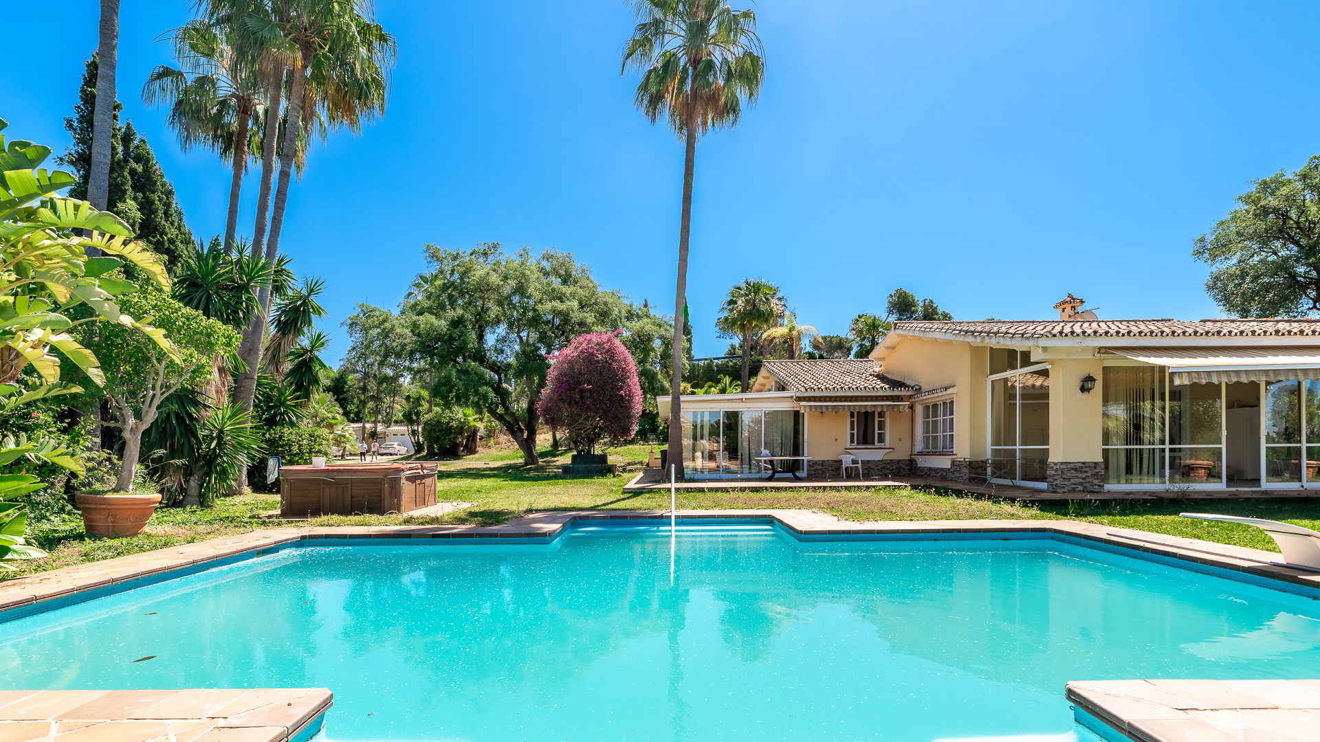 Unique investment opportunity with 5250m2 plot in prestigious area of Elviria