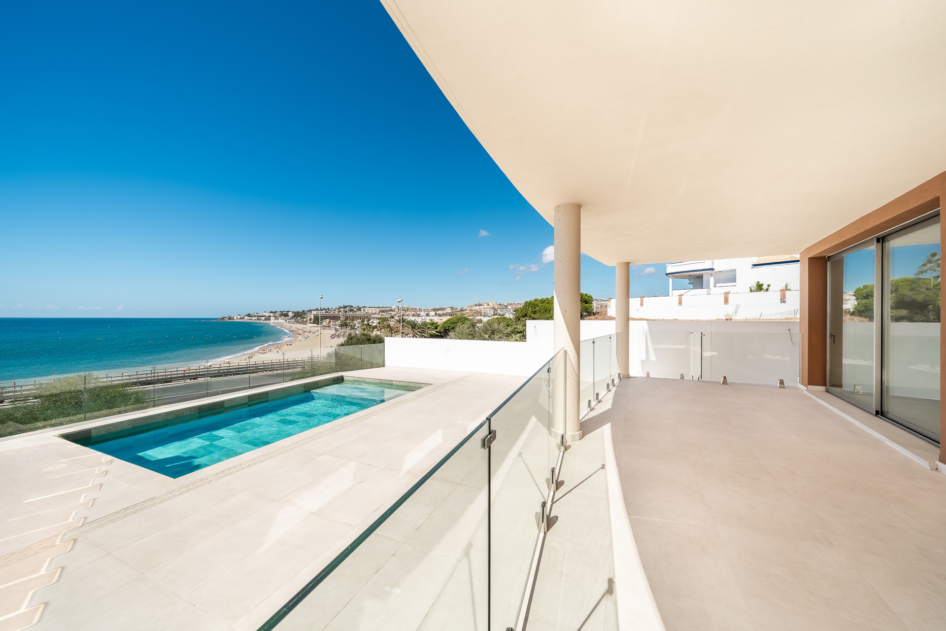 Spektakuläres freistehendes Chalet mit Panoramablick aufs Meer und fußläufigem Zugang zum Strand