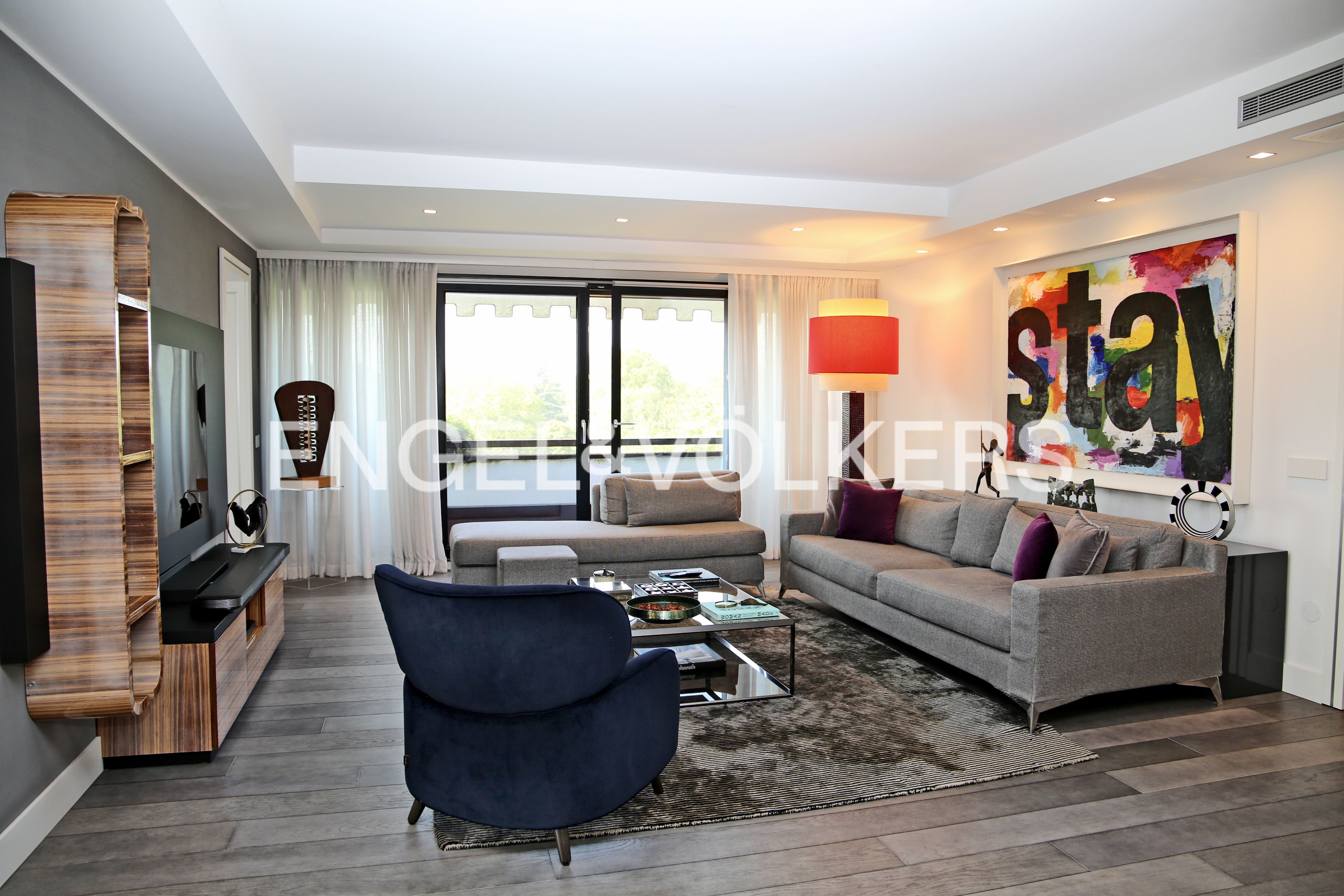 Stunning five-room penthouse in exclusive setting