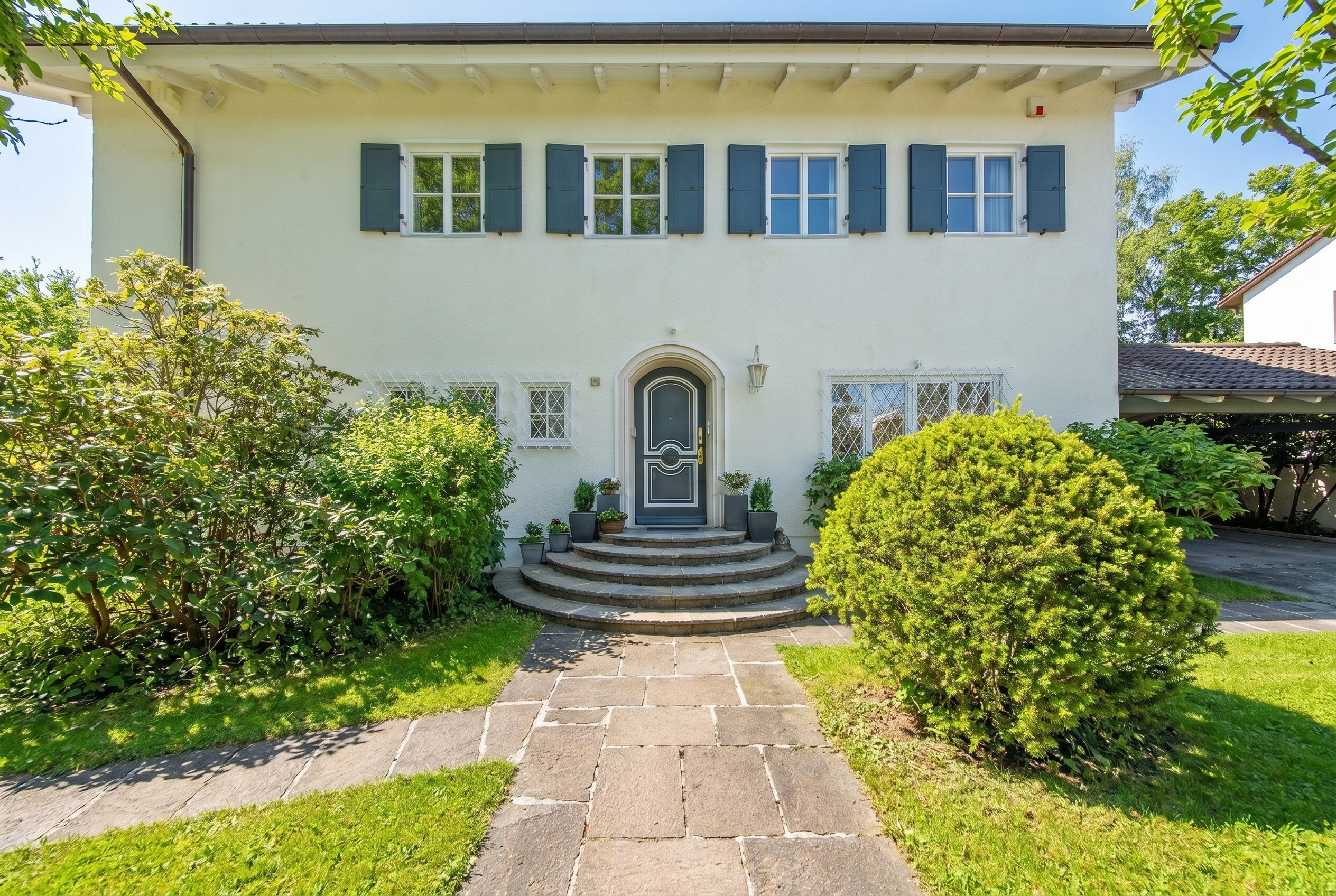 Eleganz und Großzügigkeit - Stilvolle Unternehmervilla mit Südgarten, Pool und Dachterrasse