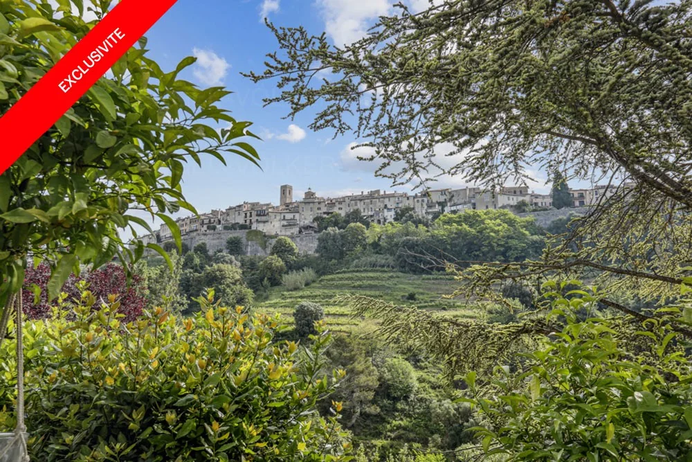 Renovated garden level flat, spectacular view of the village of St Paul de Vence