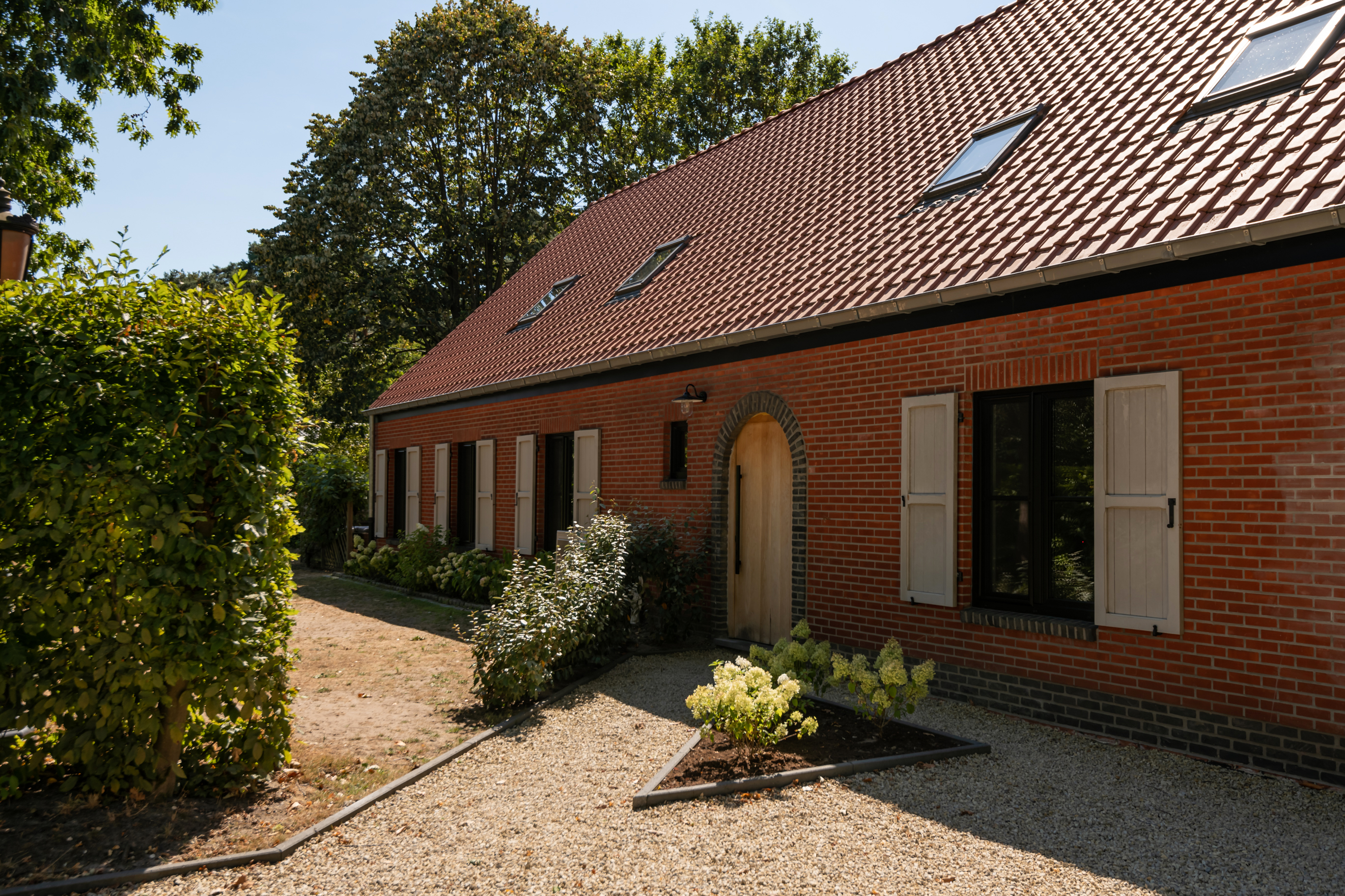 Renovated villa with separate living unit, ideal for dual living