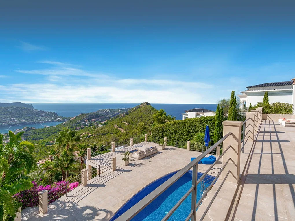 Moderne Villa mit spektakulärem Meer- und Hafenblick